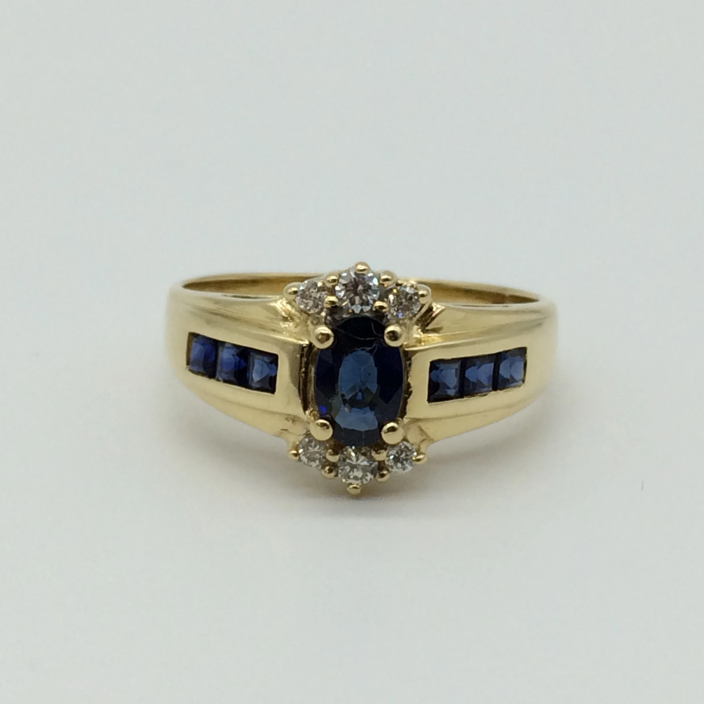 Lovely 18ct Gold, Sapphire and Diamond Ring
