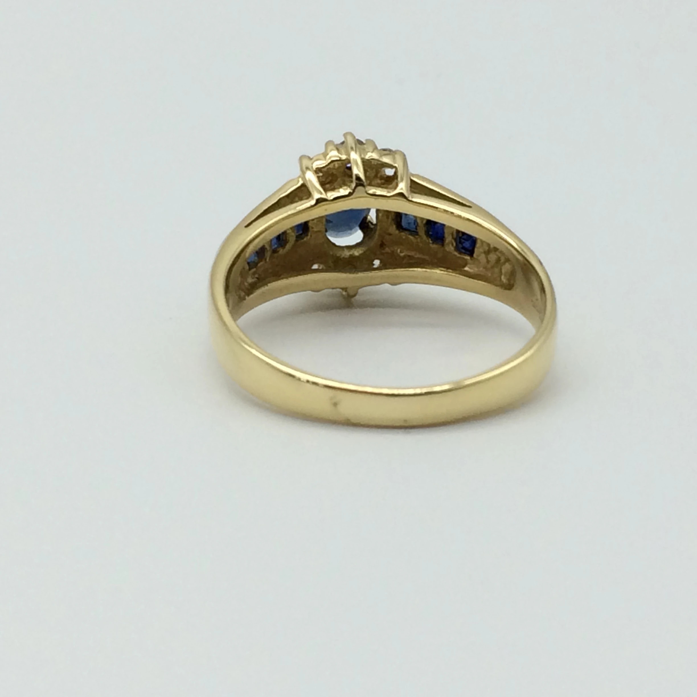 Lovely 18ct Gold, Sapphire and Diamond Ring