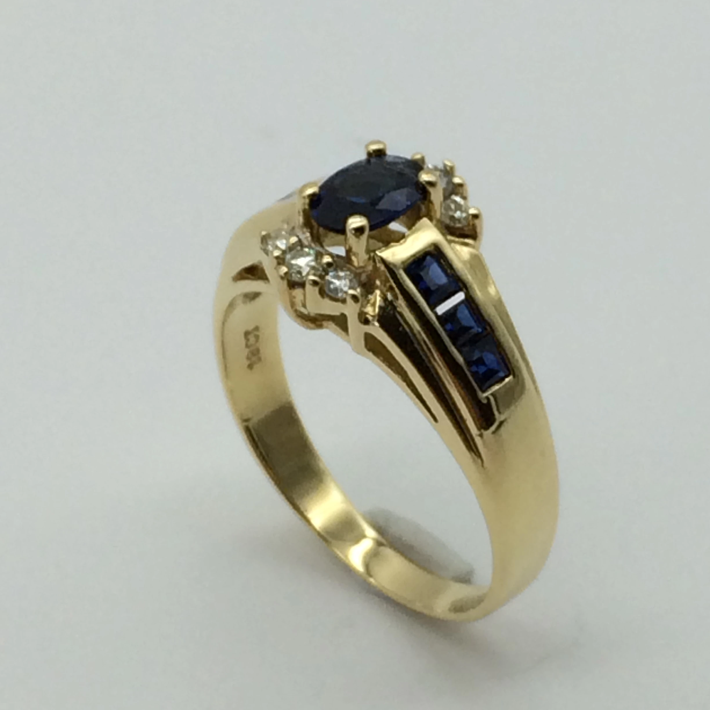 Lovely 18ct Gold, Sapphire and Diamond Ring