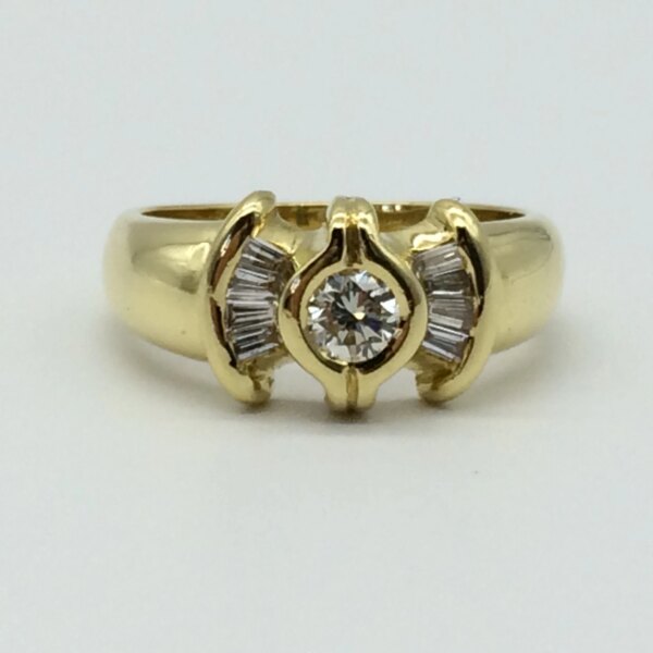 Stylish 18ct Gold & Diamond Dress Ring