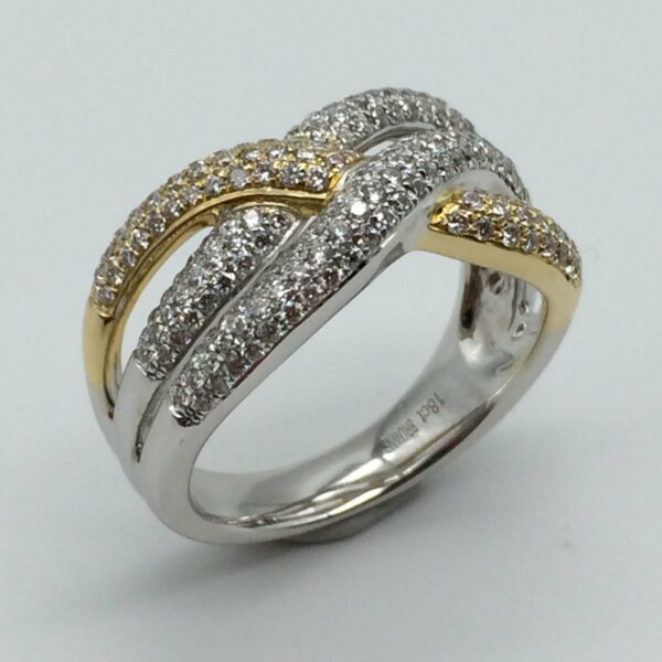 Attractive 18ct Gold & Diamond Dress Ring