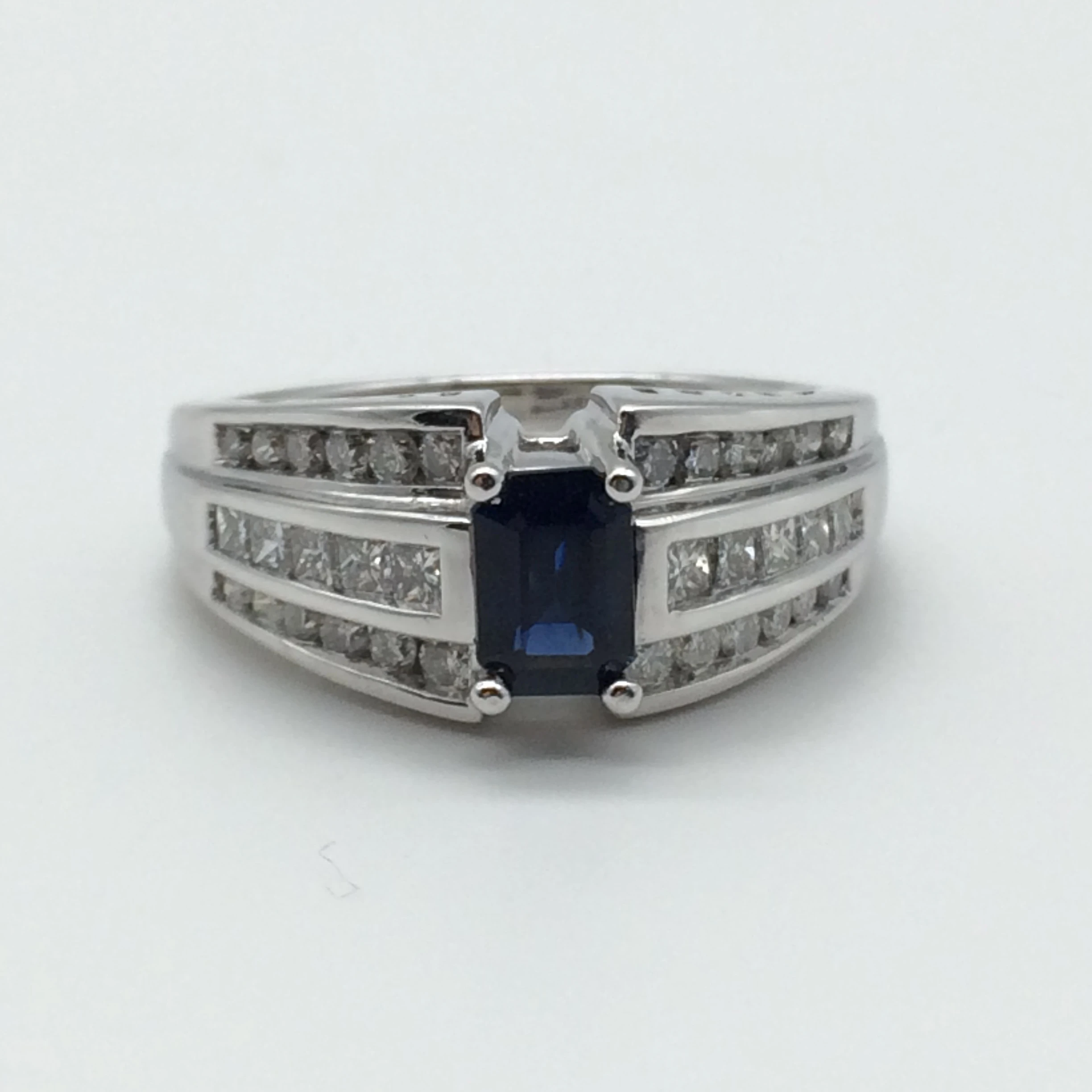 Striking 18ct White Gold, Diamond & Sapphire Ring