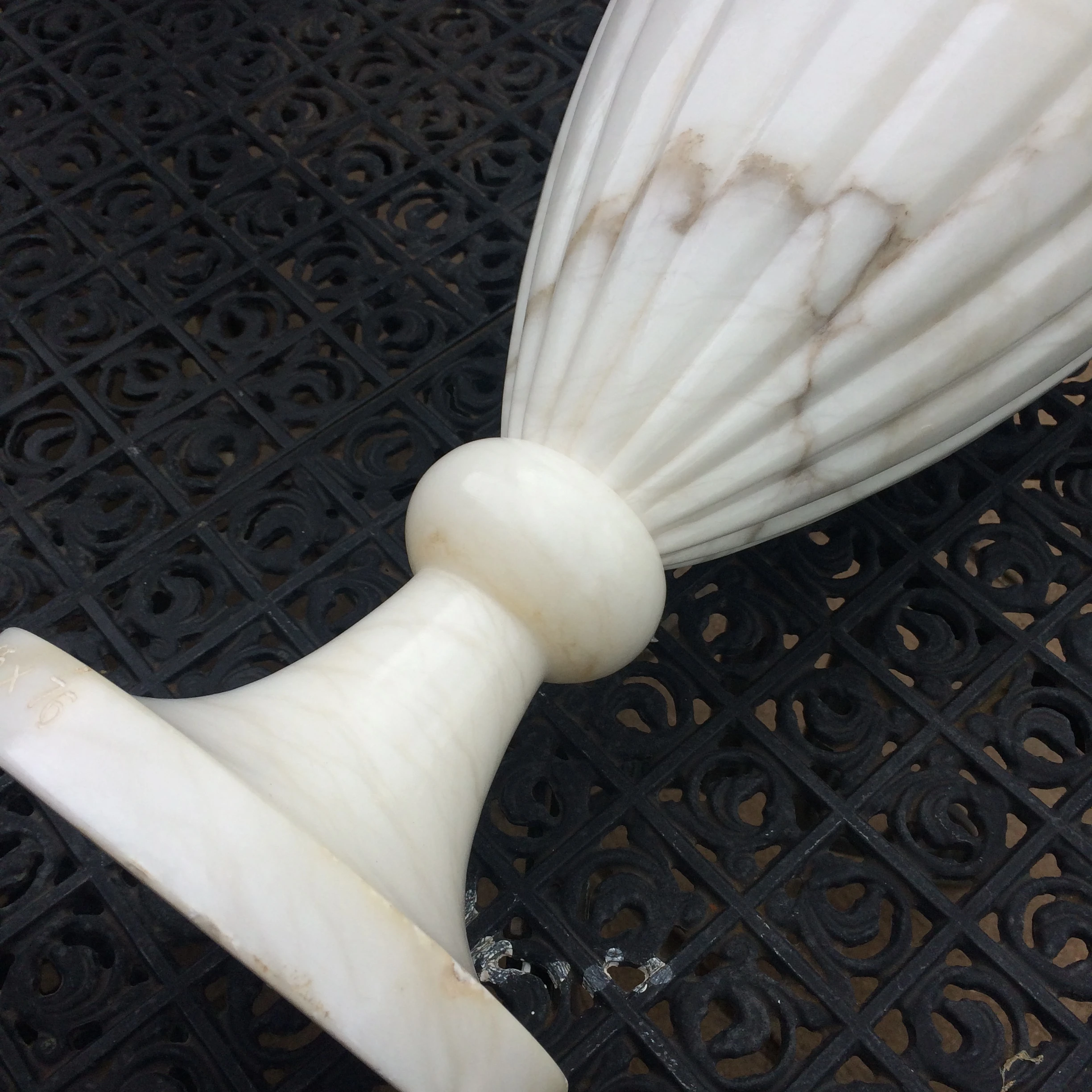Superb Signed Art Deco French or Italian Alabaster Lamp