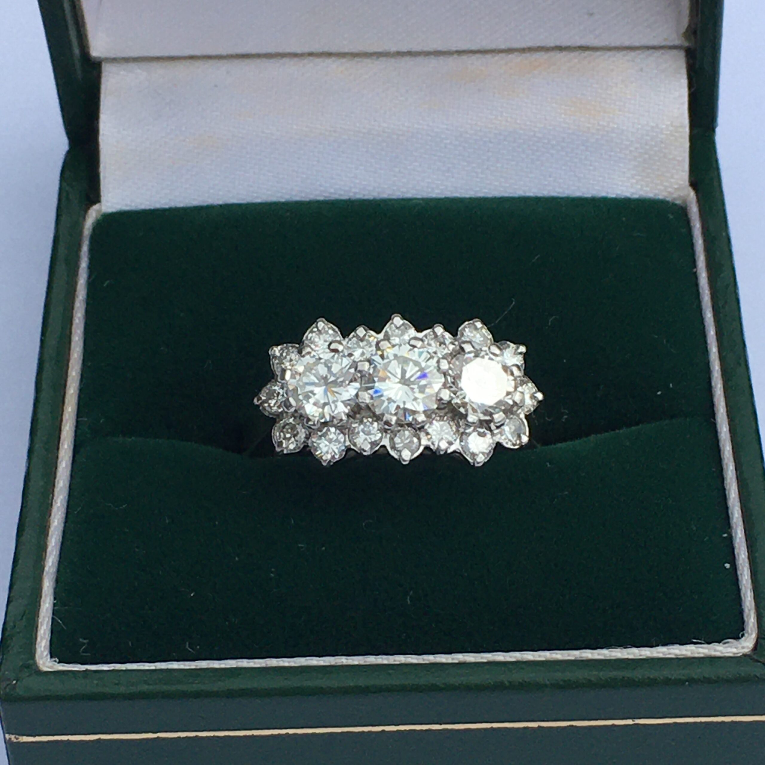 Fabulous 18ct Gold & Diamond Ring - Image 2