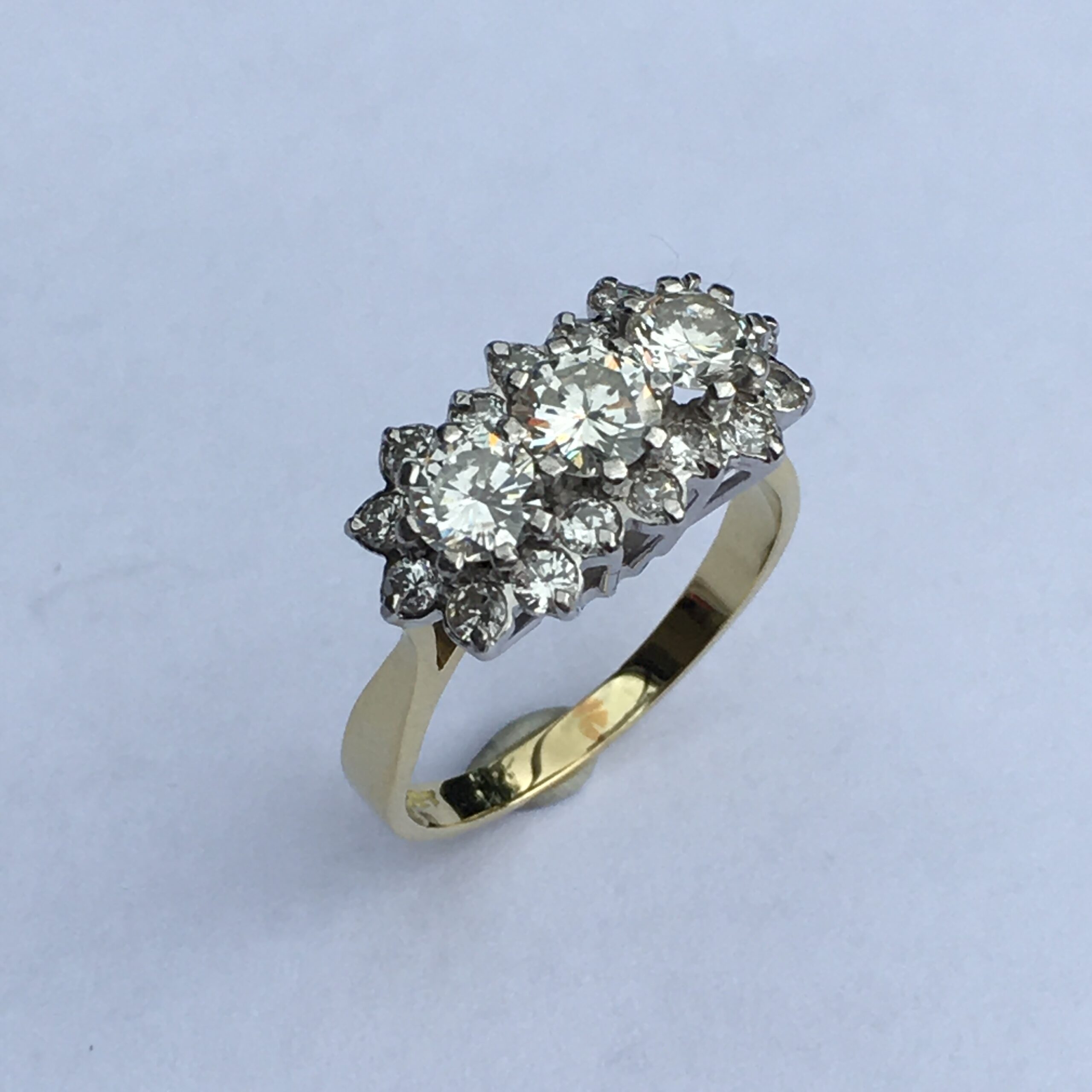 Fabulous 18ct Gold & Diamond Ring - Image 3
