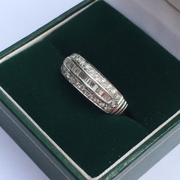 18ct White Gold & Diamond Ring