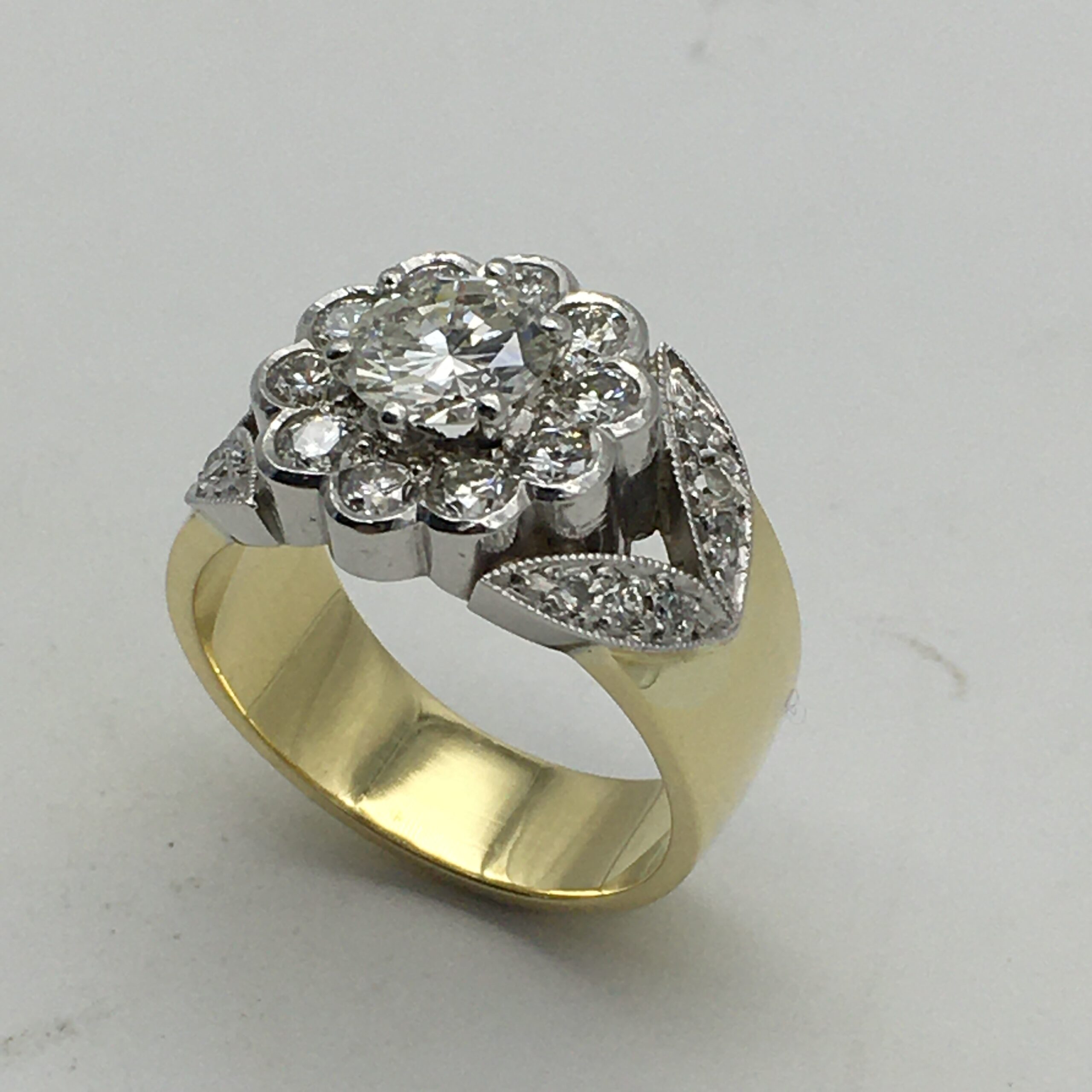 Impressive Vintage 18ct Gold & Diamond Ring - Image 2