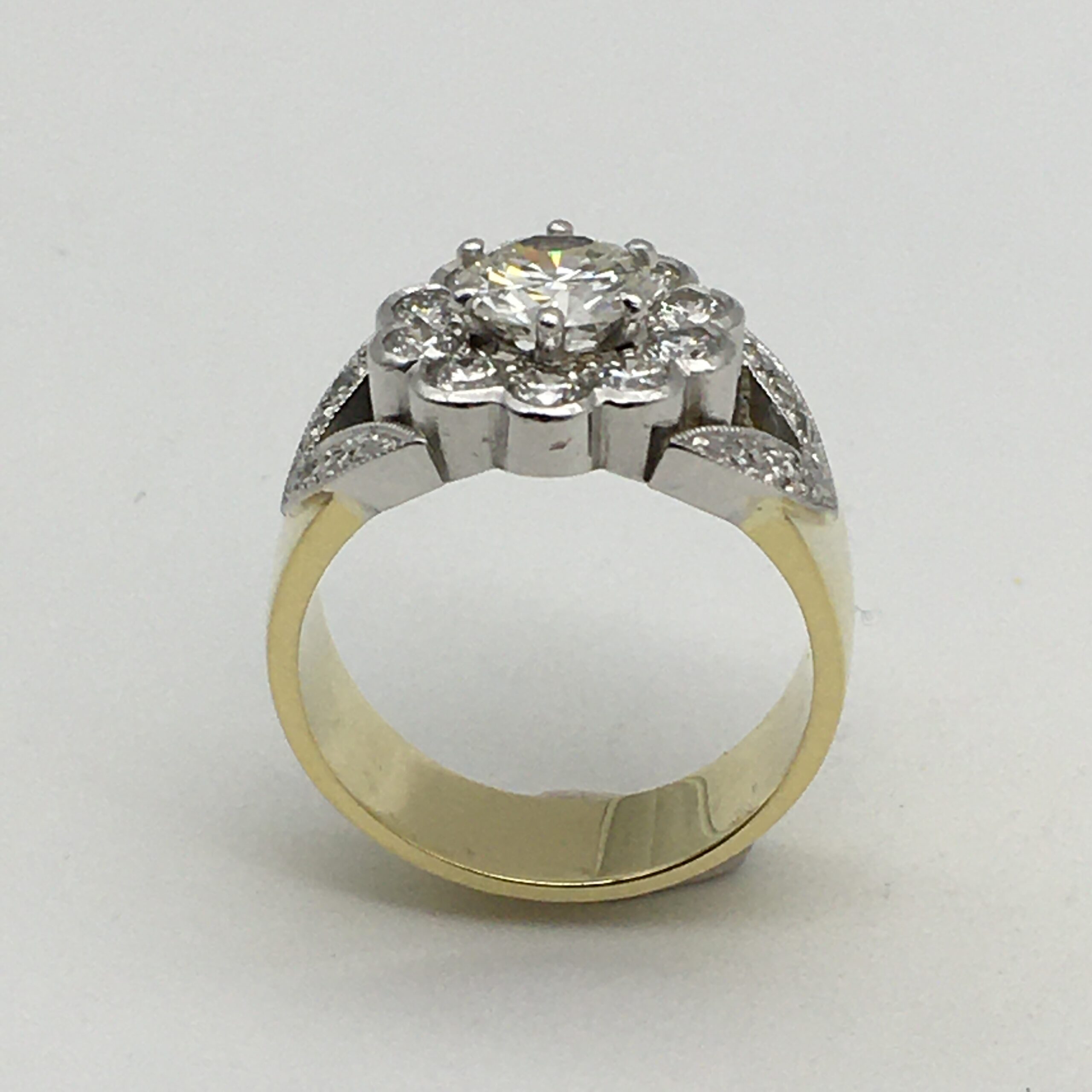 Impressive Vintage 18ct Gold & Diamond Ring - Image 4
