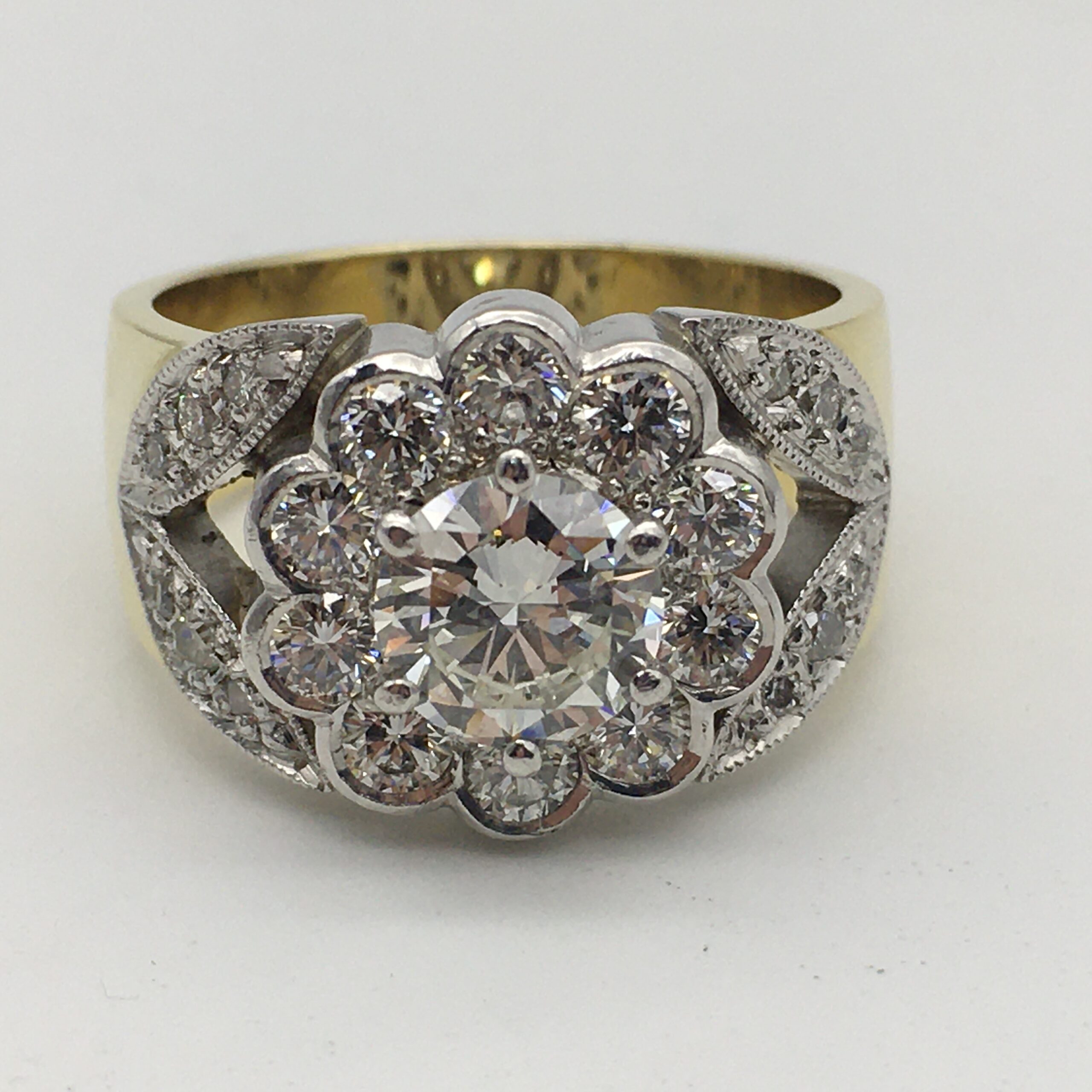 Impressive Vintage 18ct Gold & Diamond Ring