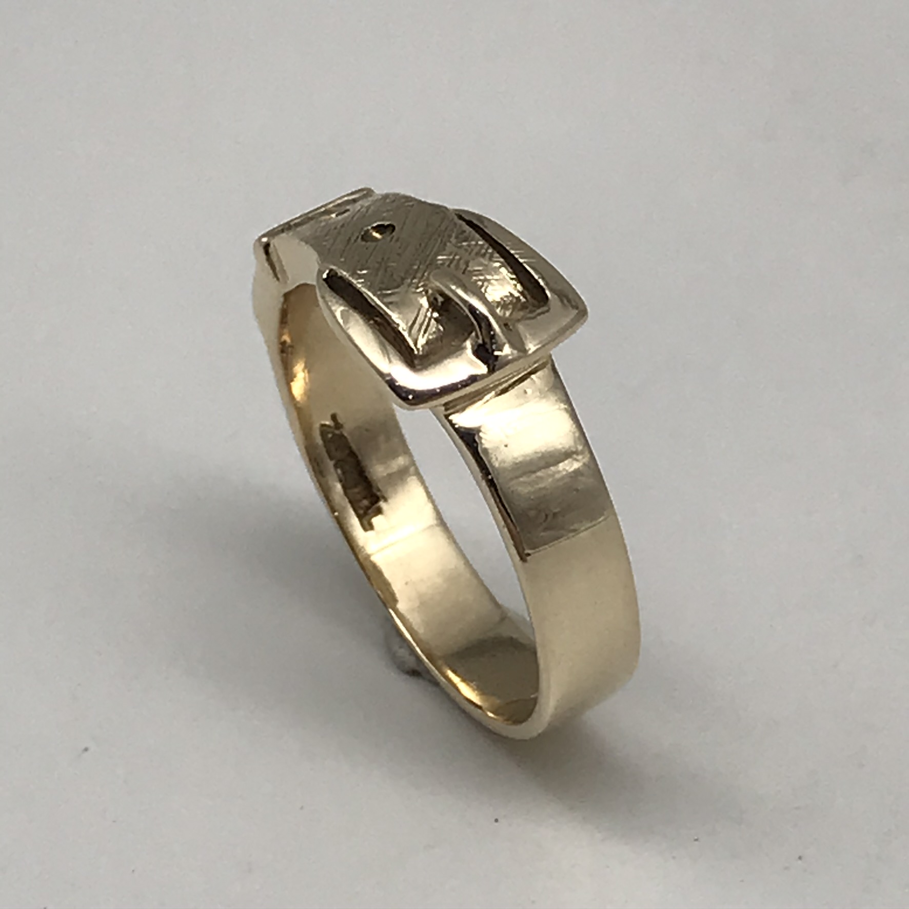 Vintage 9ct Gold ‘Buckle’ Ring (Zeeta Jewellers) - Image 4