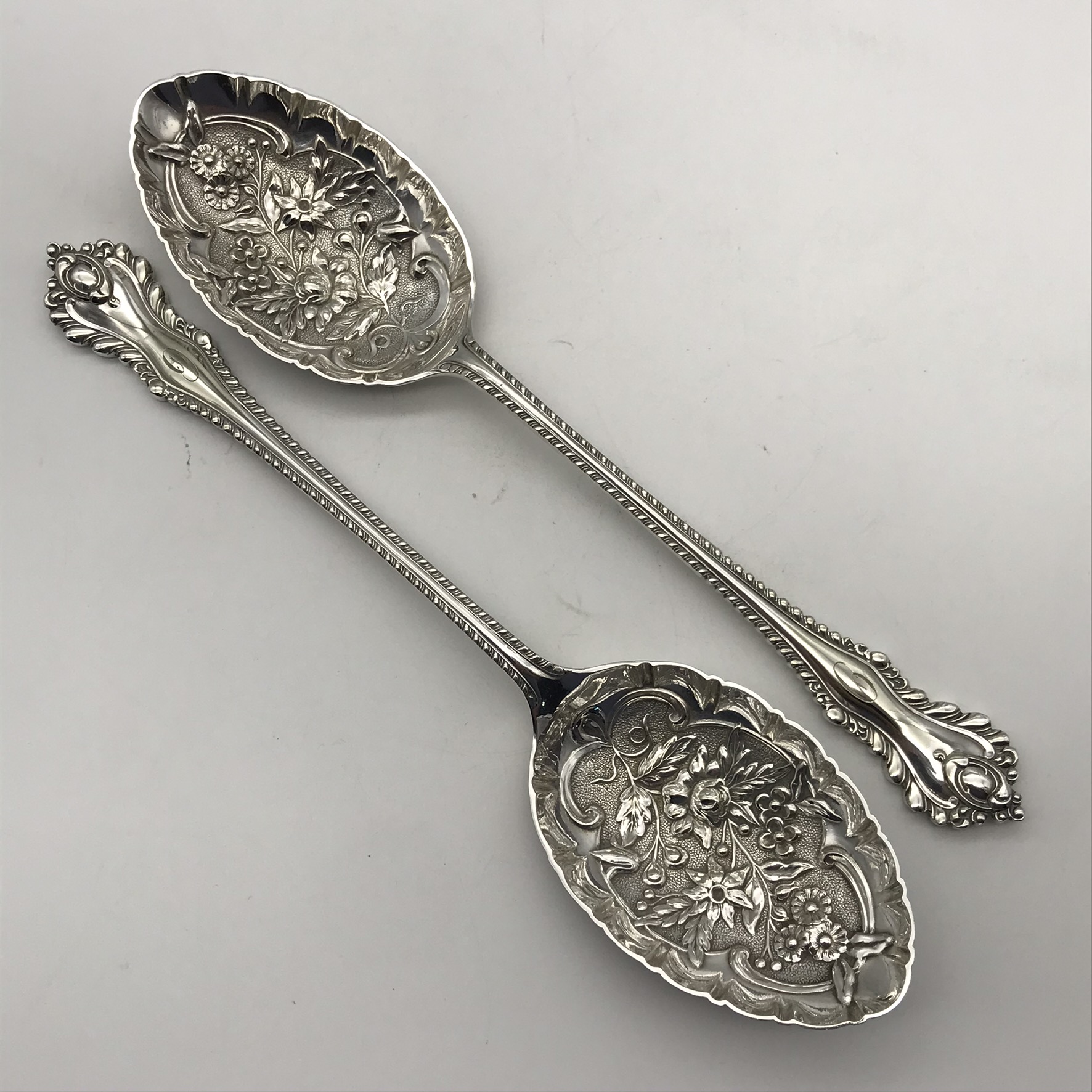 Quality Antique Cased Silver-Plated Berry or Dessert Serving Spoons - Image 4
