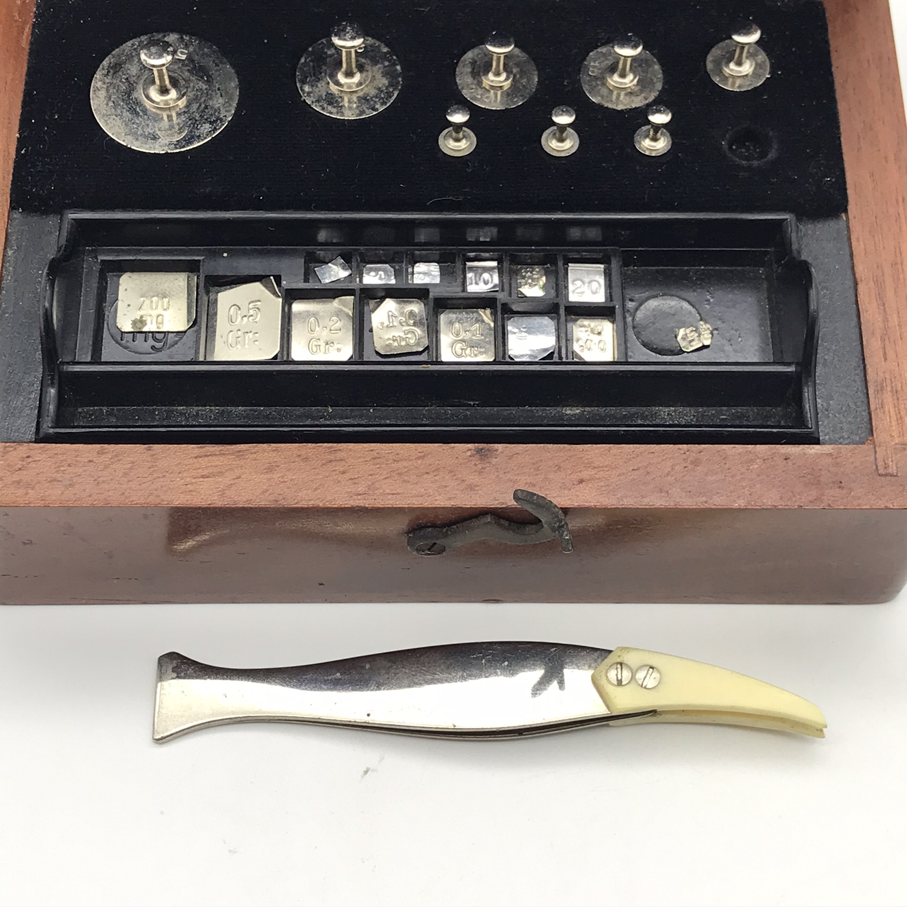 Early Wooden Boxed Set of Weights - Image 4