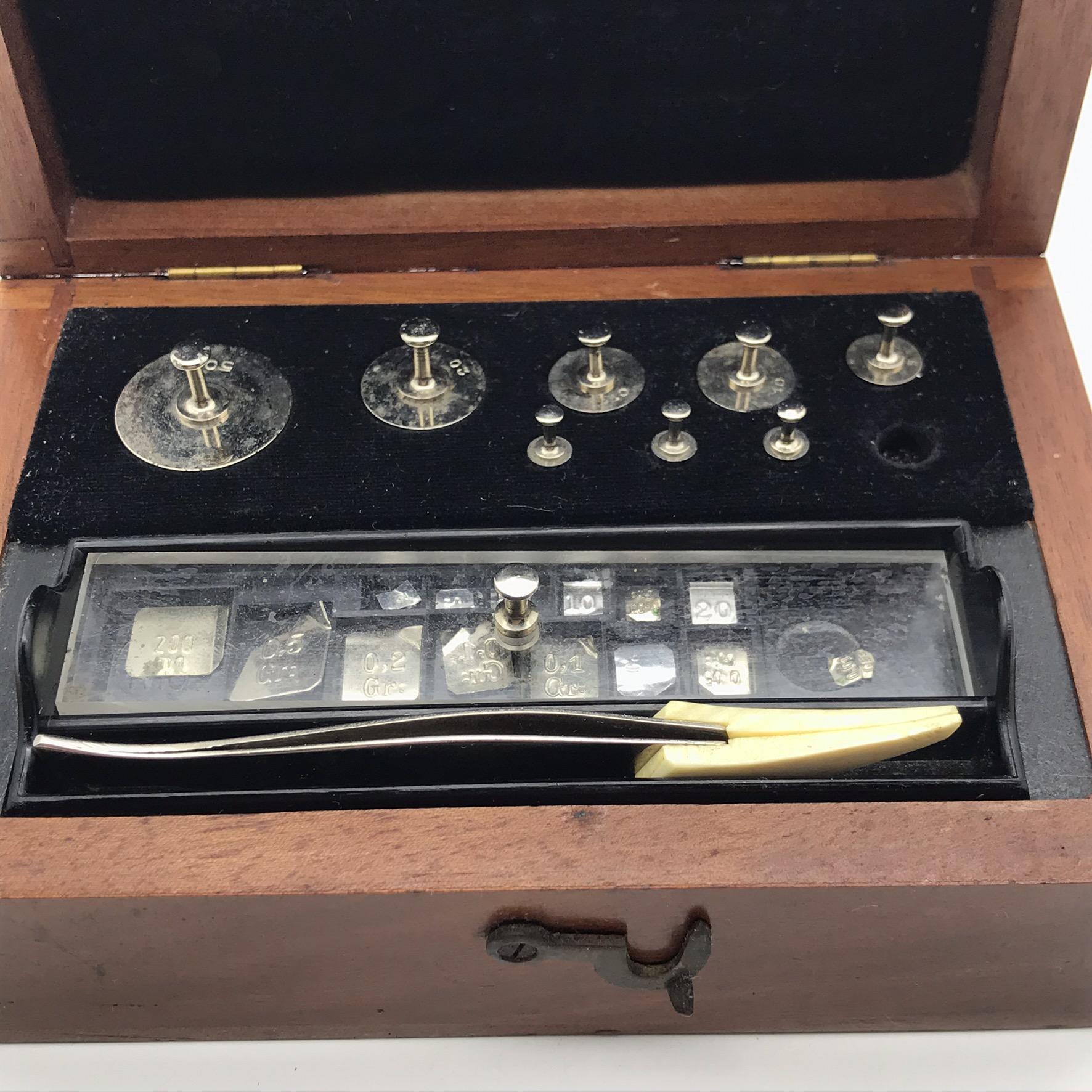 Early Wooden Boxed Set of Weights - Image 2