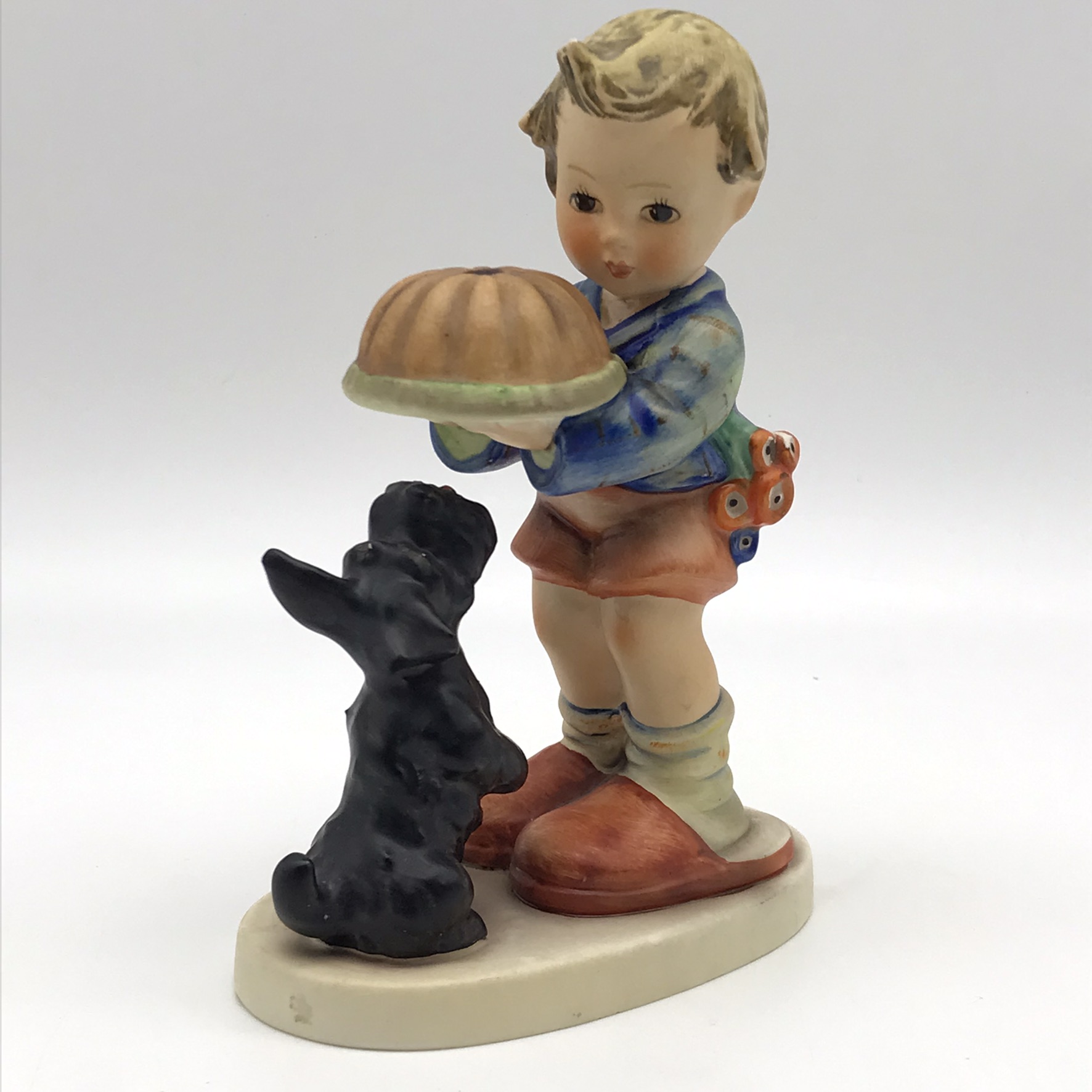 Cute Hummel ‘Begging His Share’ Figurine (9)