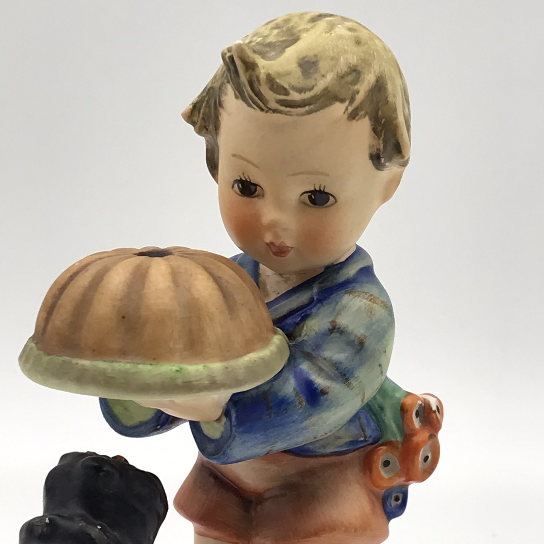 Cute Hummel ‘Begging His Share’ Figurine (9) - Image 2