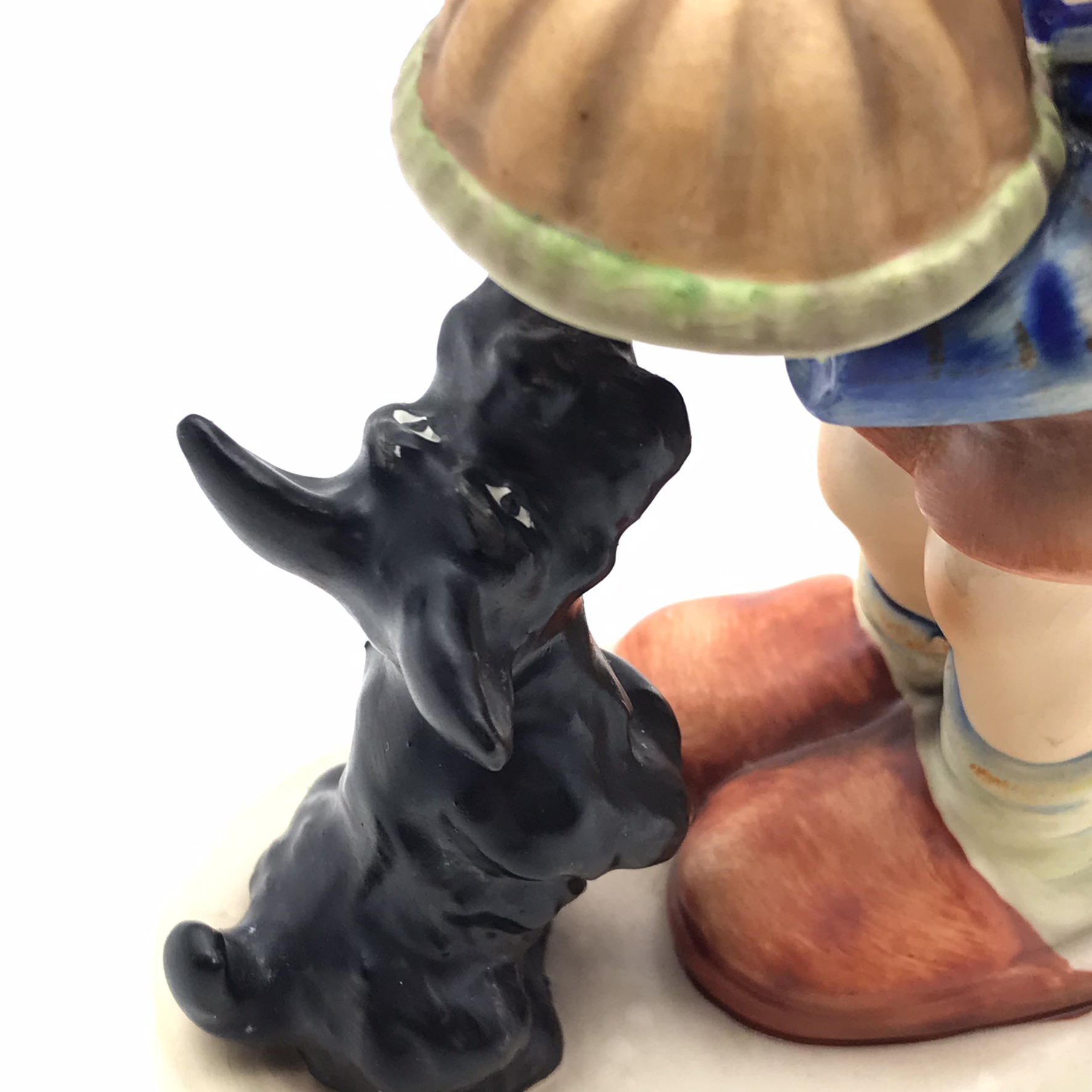 Cute Hummel ‘Begging His Share’ Figurine (9) - Image 4