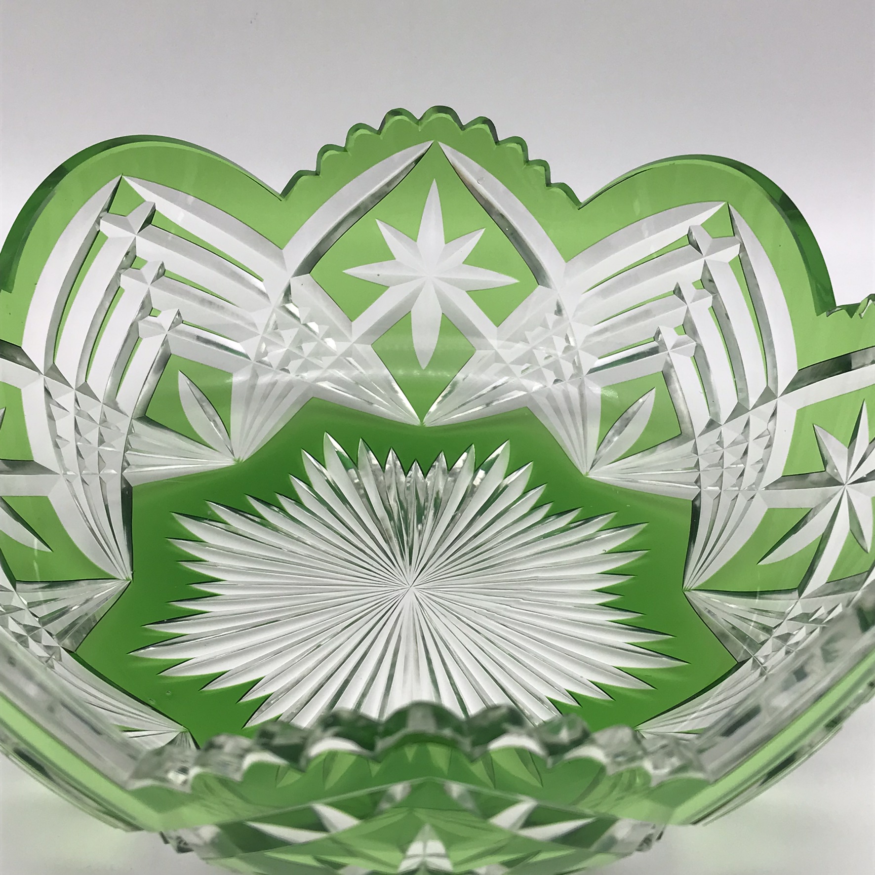 Beautiful Vintage Green ‘Cut to Clear’ Crystal Bowl - Image 4