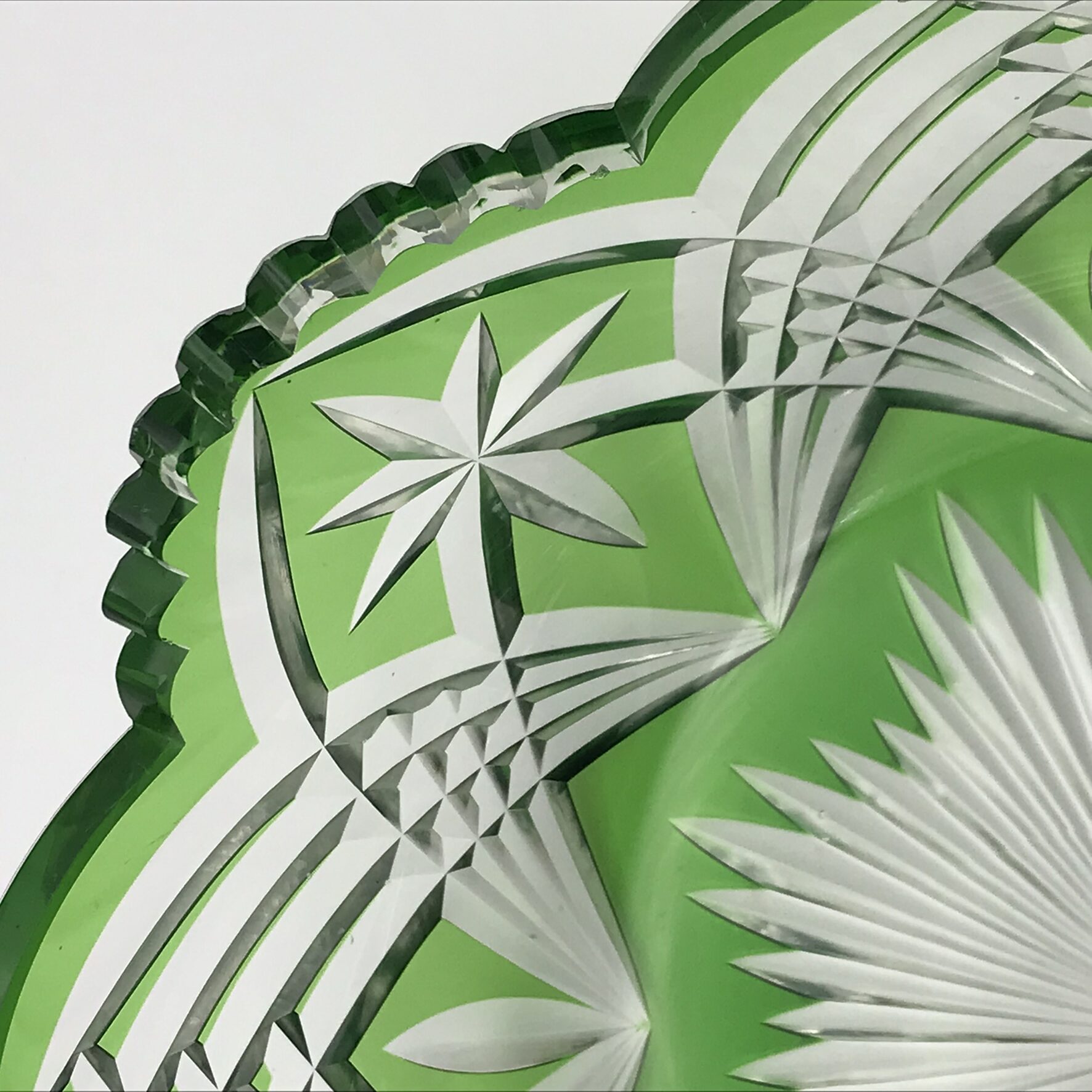 Beautiful Vintage Green ‘Cut to Clear’ Crystal Bowl - Image 3