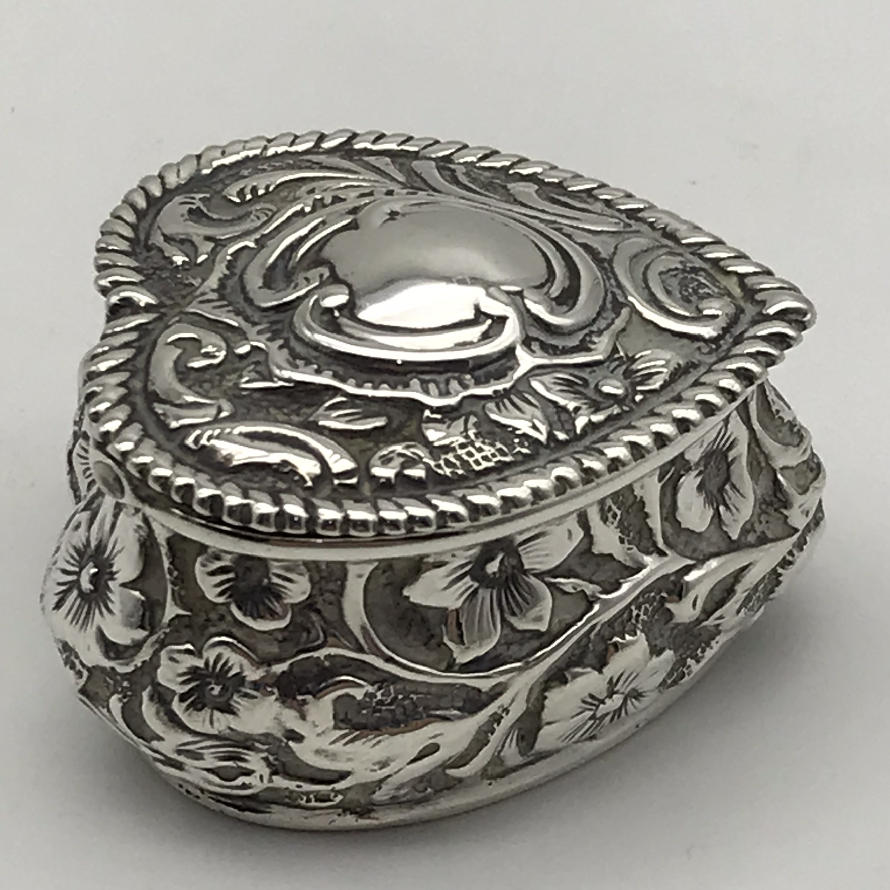 Small Victorian Silver Heart Box (1895) - Image 5