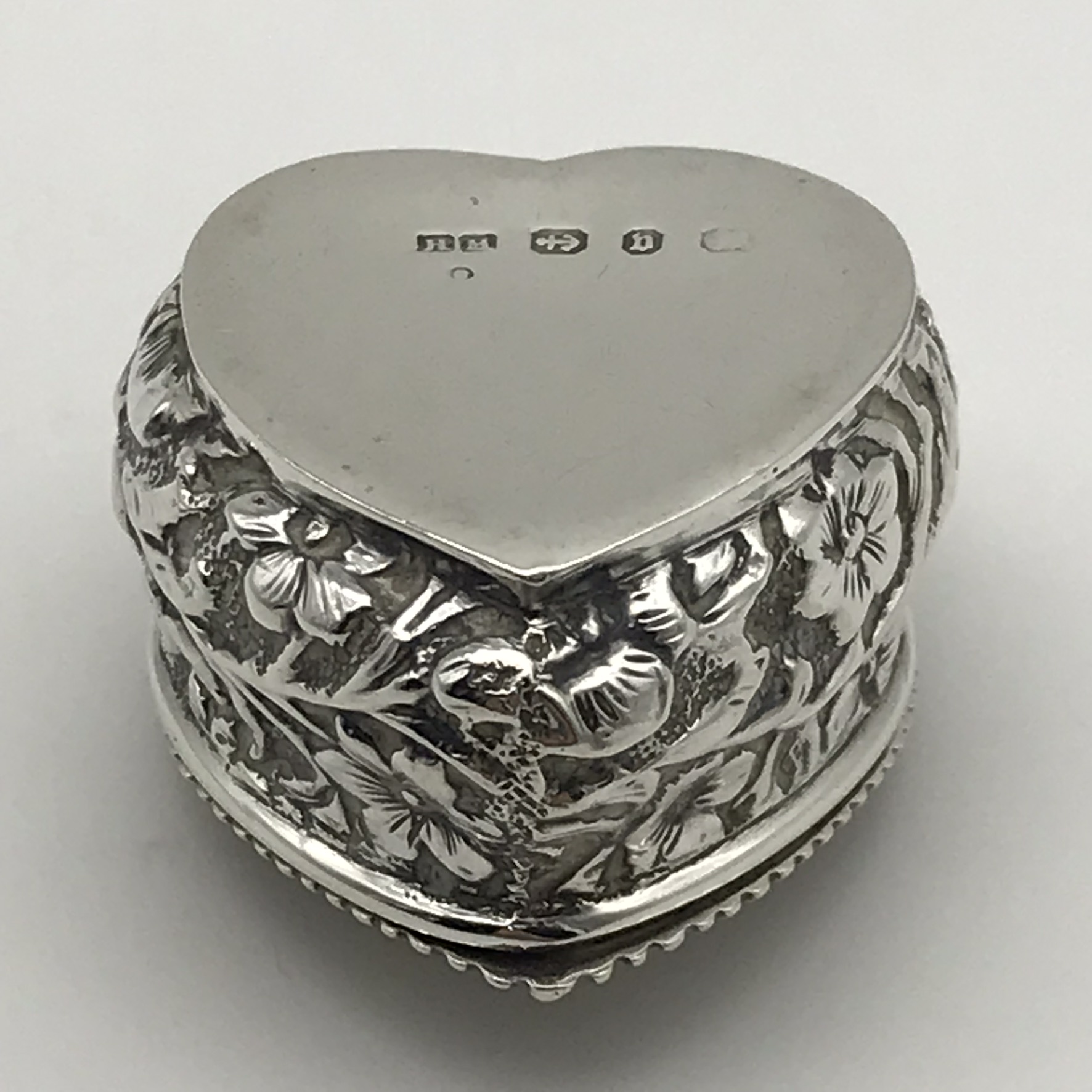 Small Victorian Silver Heart Box (1895) - Image 7