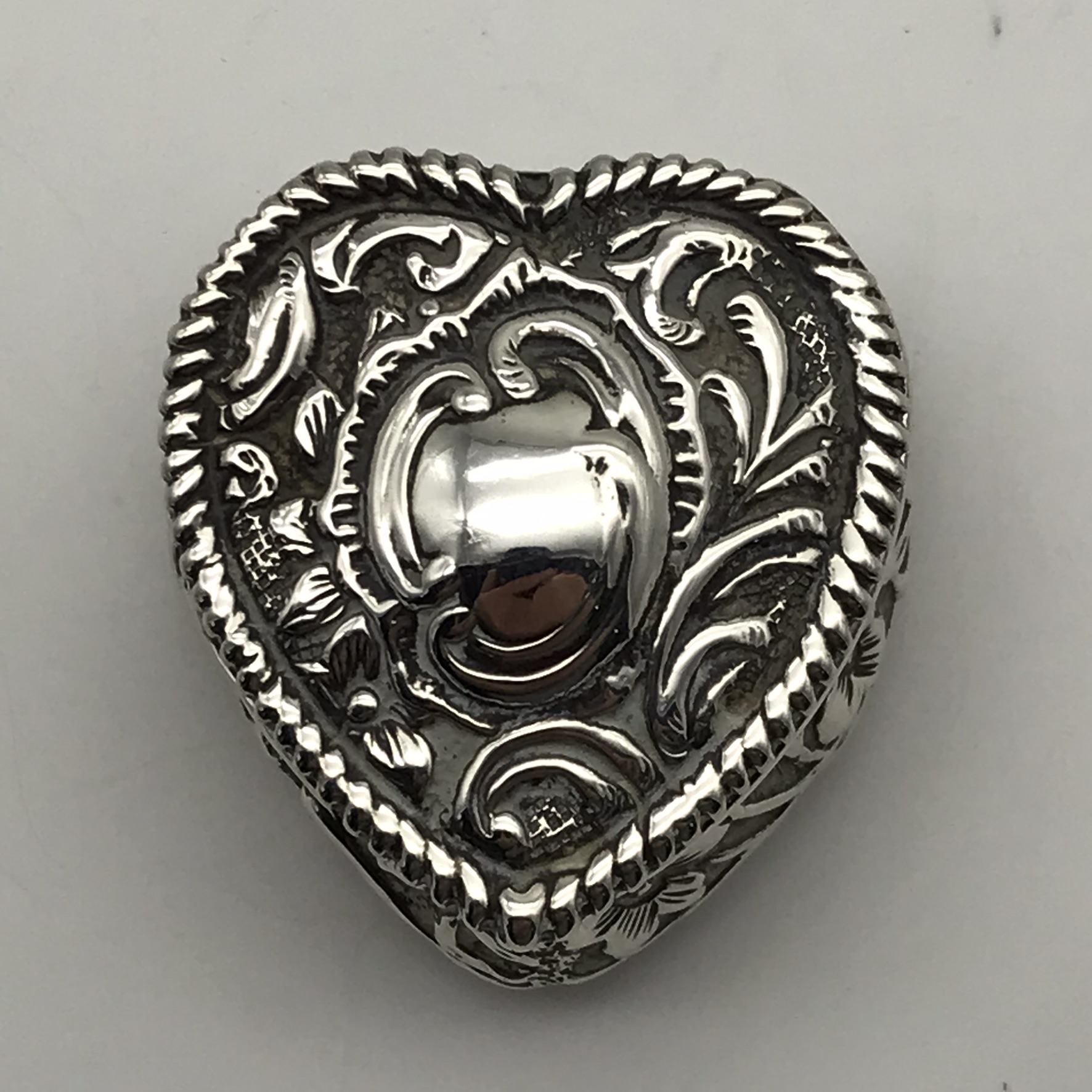 Small Victorian Silver Heart Box (1895) - Image 4