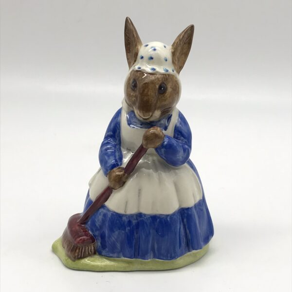 Royal Doulton ‘Mrs Bunnykins’ Figurine (Clean Sweep)