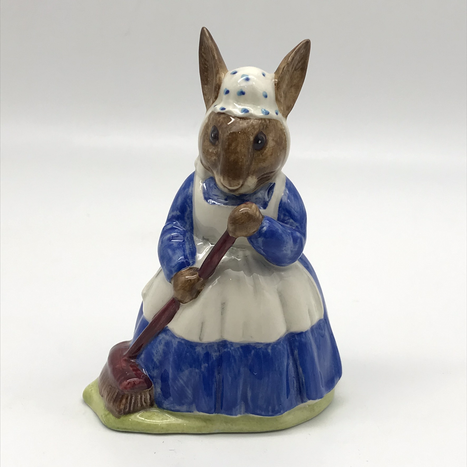 Royal Doulton ‘Mrs Bunnykins’ Figurine (Clean Sweep)