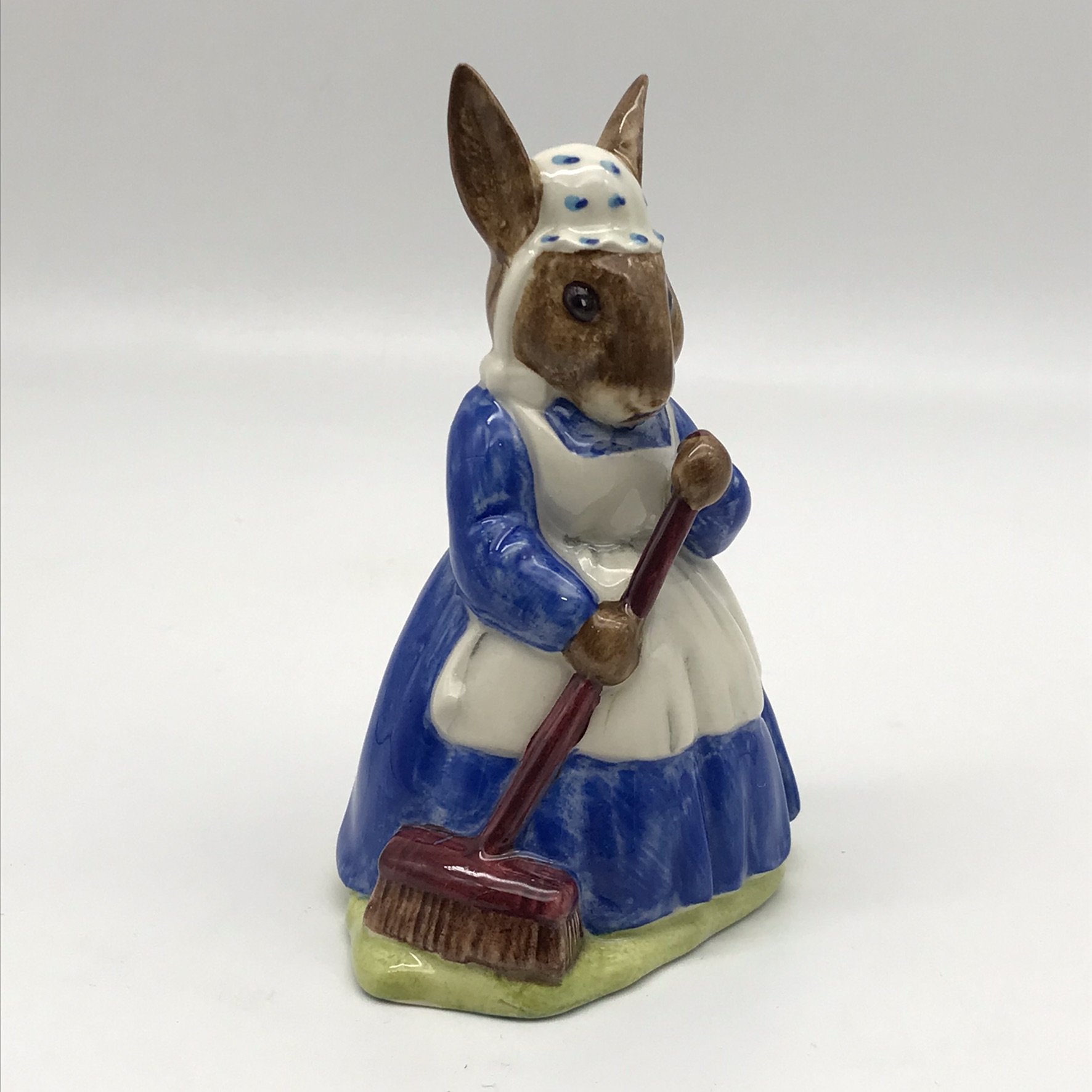 Royal Doulton ‘Mrs Bunnykins’ Figurine (Clean Sweep) - Image 3