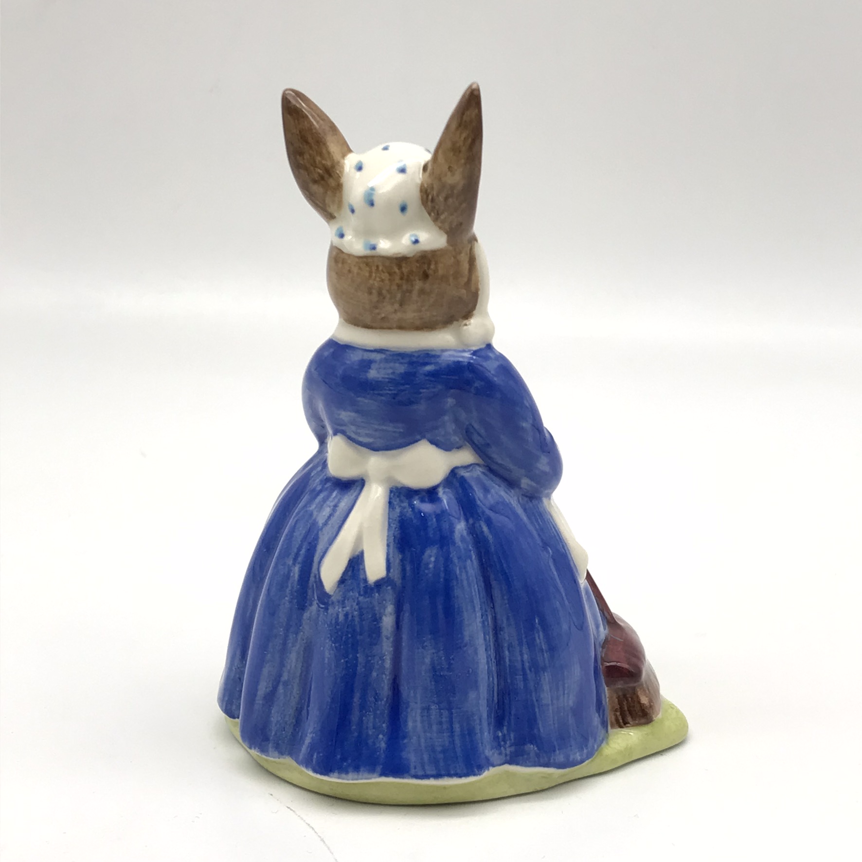 Royal Doulton ‘Mrs Bunnykins’ Figurine (Clean Sweep) - Image 4