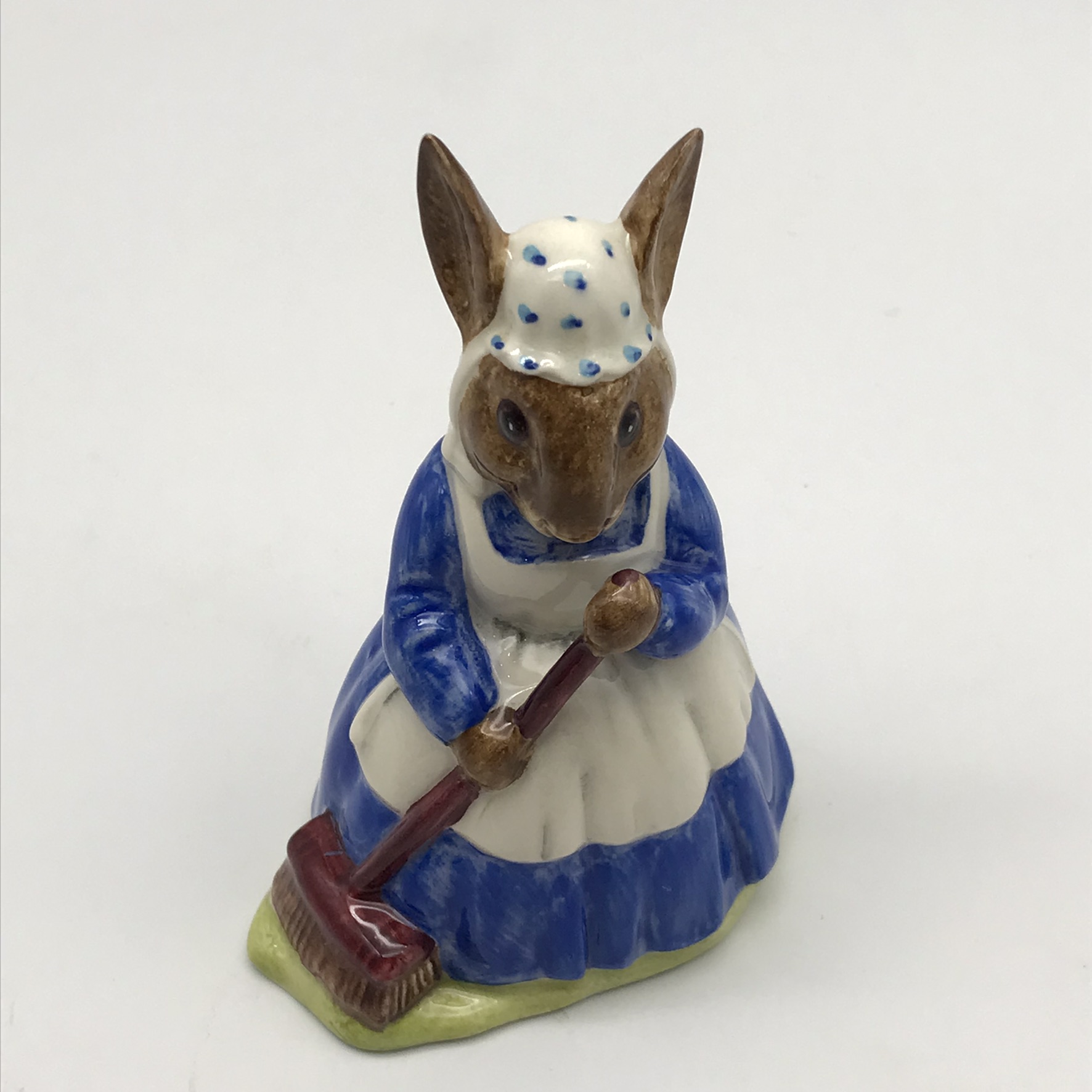 Royal Doulton ‘Mrs Bunnykins’ Figurine (Clean Sweep) - Image 7