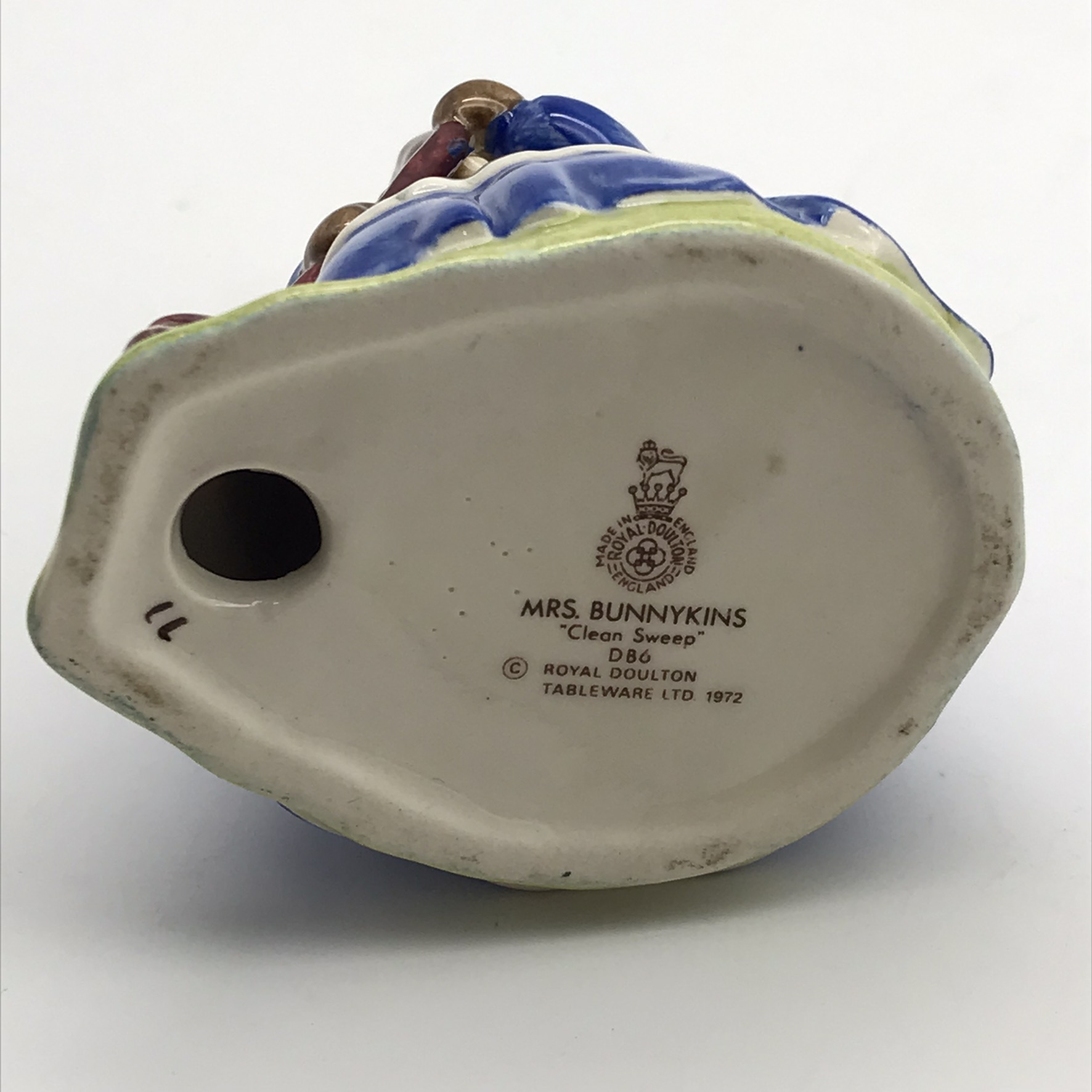Royal Doulton ‘Mrs Bunnykins’ Figurine (Clean Sweep) - Image 8