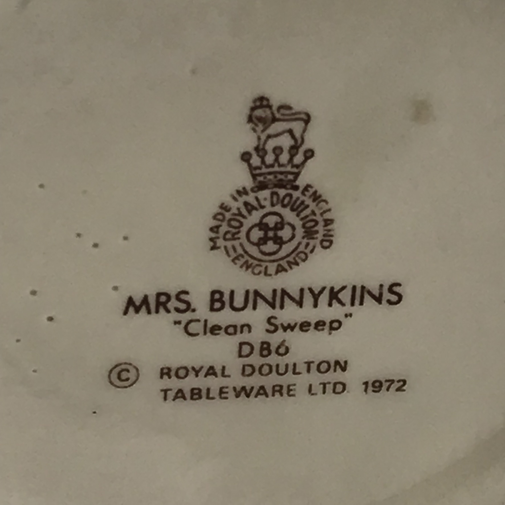 Royal Doulton ‘Mrs Bunnykins’ Figurine (Clean Sweep) - Image 9