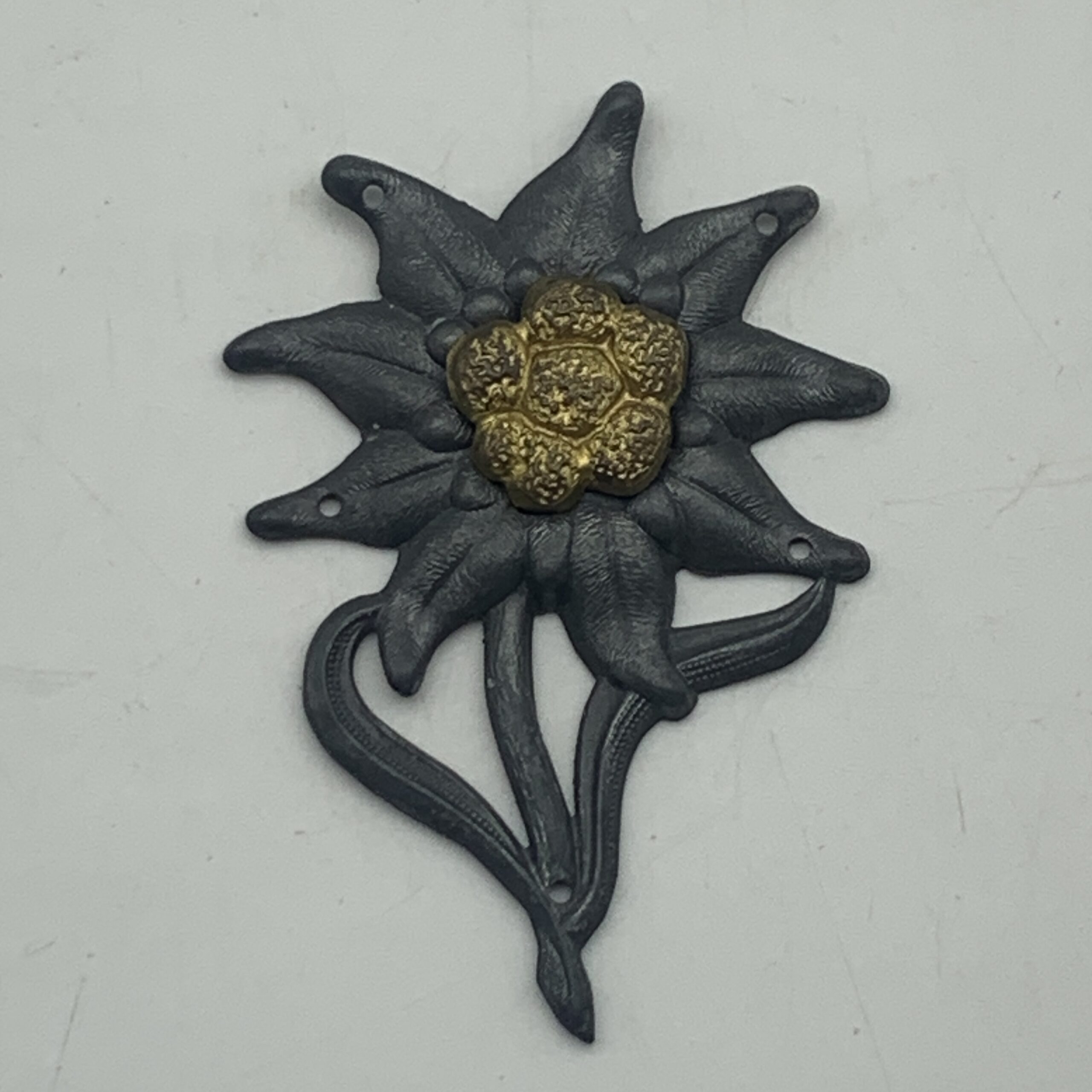 WW2 German Army ‘Edelweiss’ Mountain Troopers Cap Badge (Gebirgsjager) - Image 3