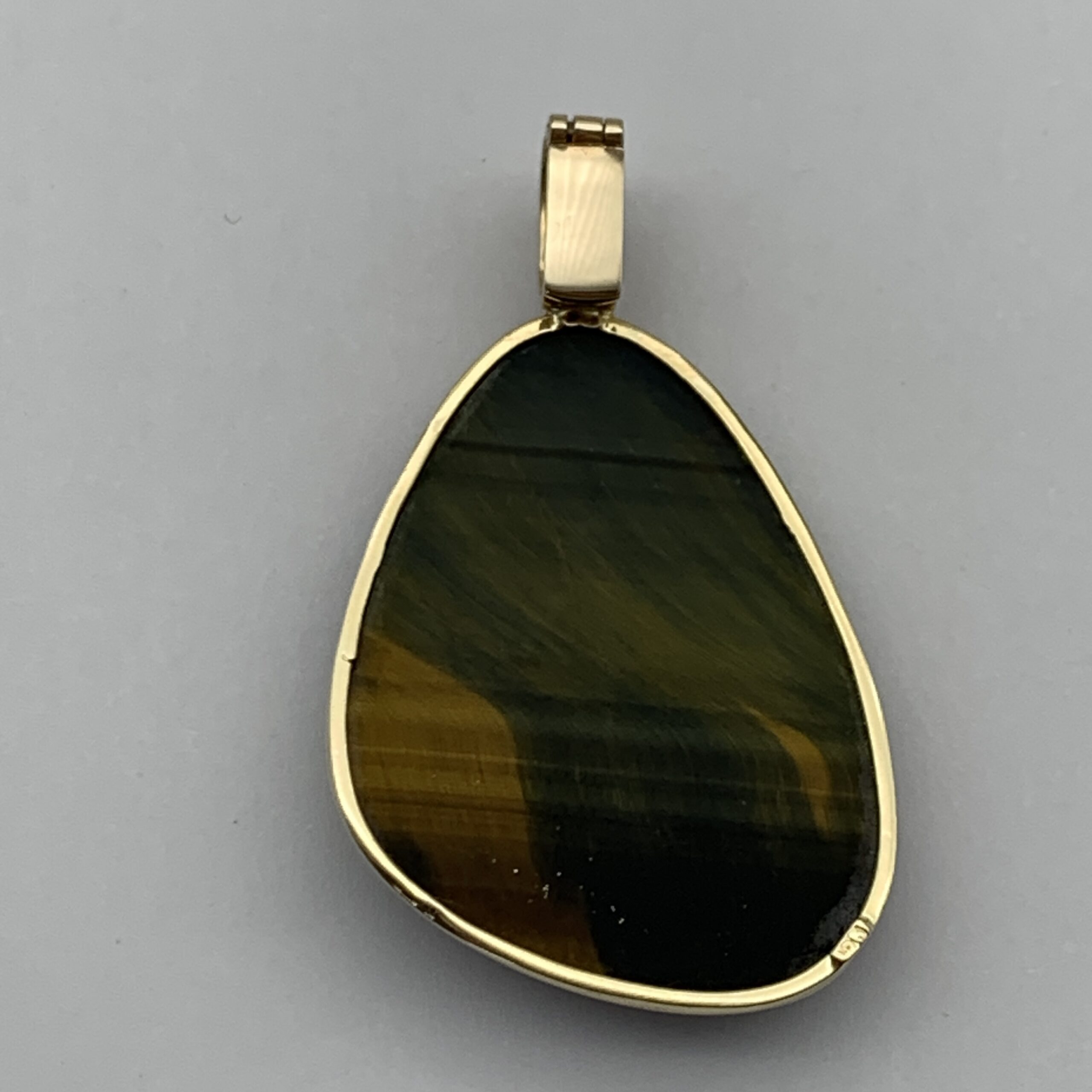 Large Vintage 9ct Gold ‘Hawks Eye’ Enhancer Pendant - Image 6