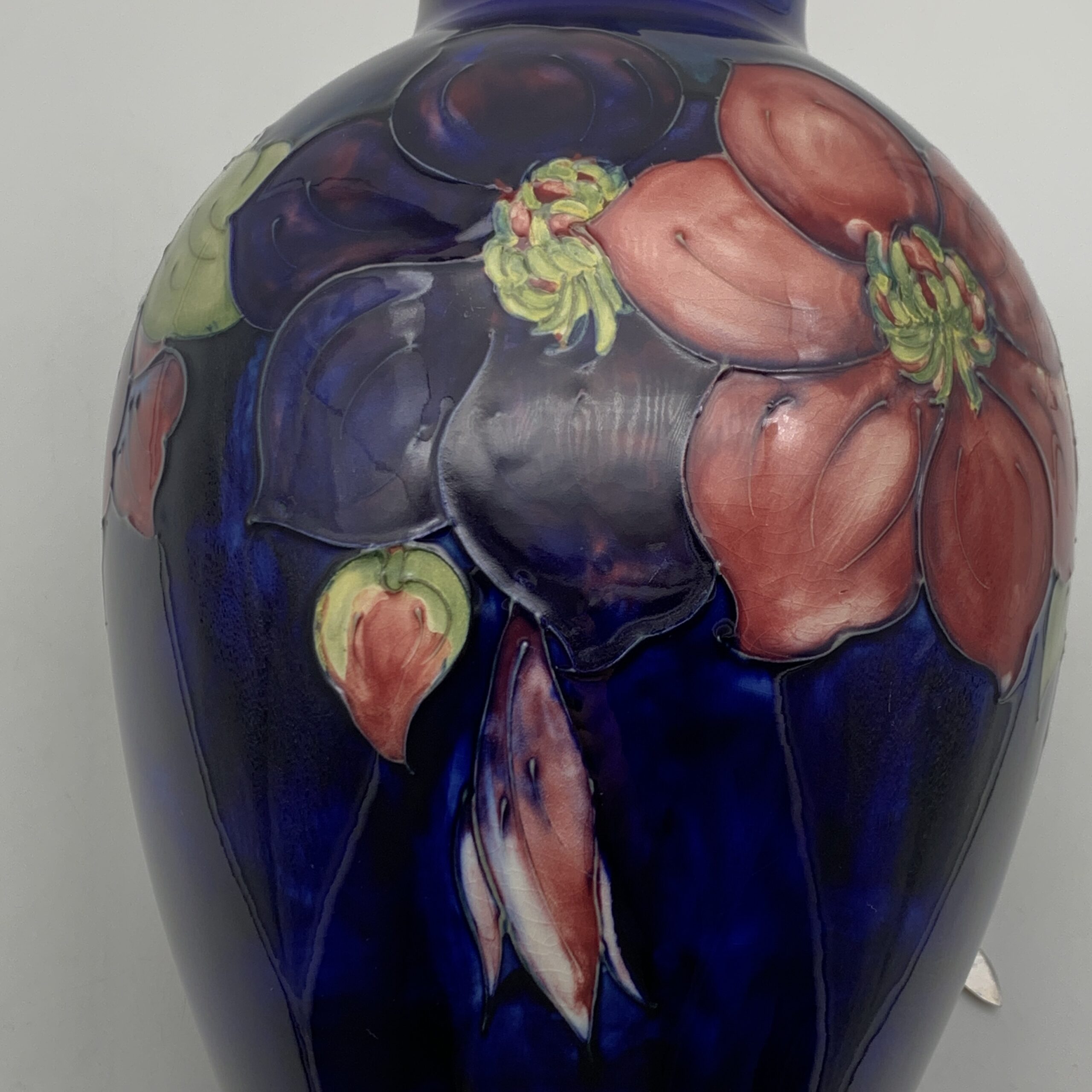 Very Large 1940/50’s Moorcroft ‘Clematis’ Vase (Rare Shape) - Image 4