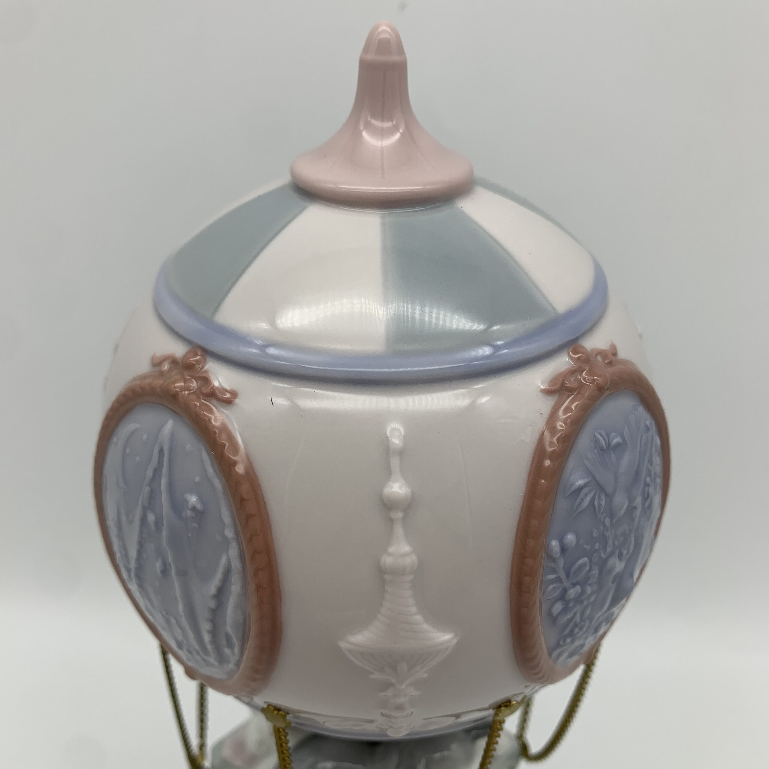 Large Attractive ‘Lladro’ Hot Air Balloon Figurine (Through the Clouds) - Image 11