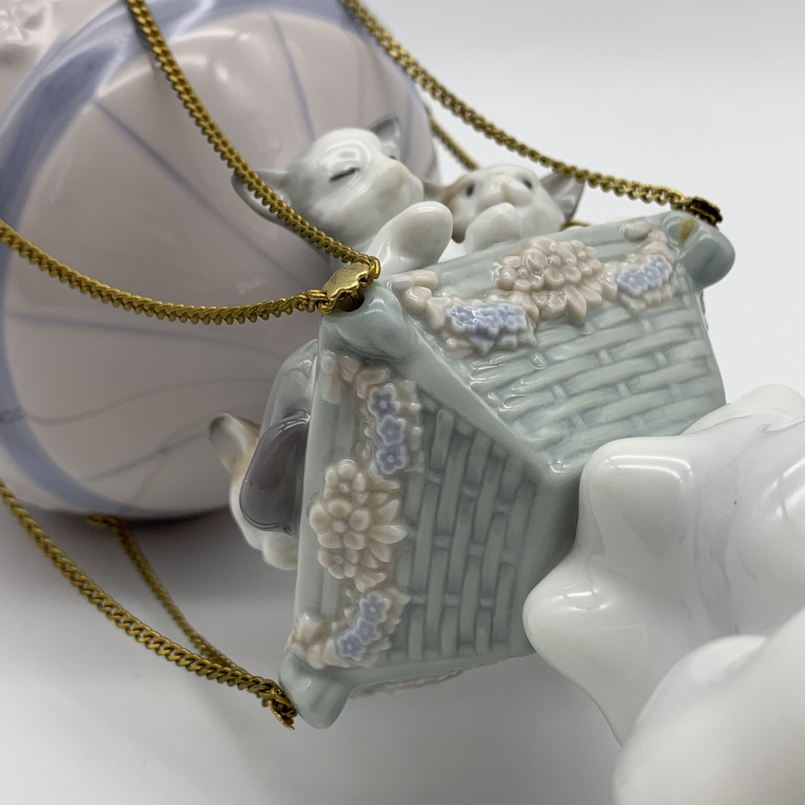 Large Attractive ‘Lladro’ Hot Air Balloon Figurine (Through the Clouds) - Image 4