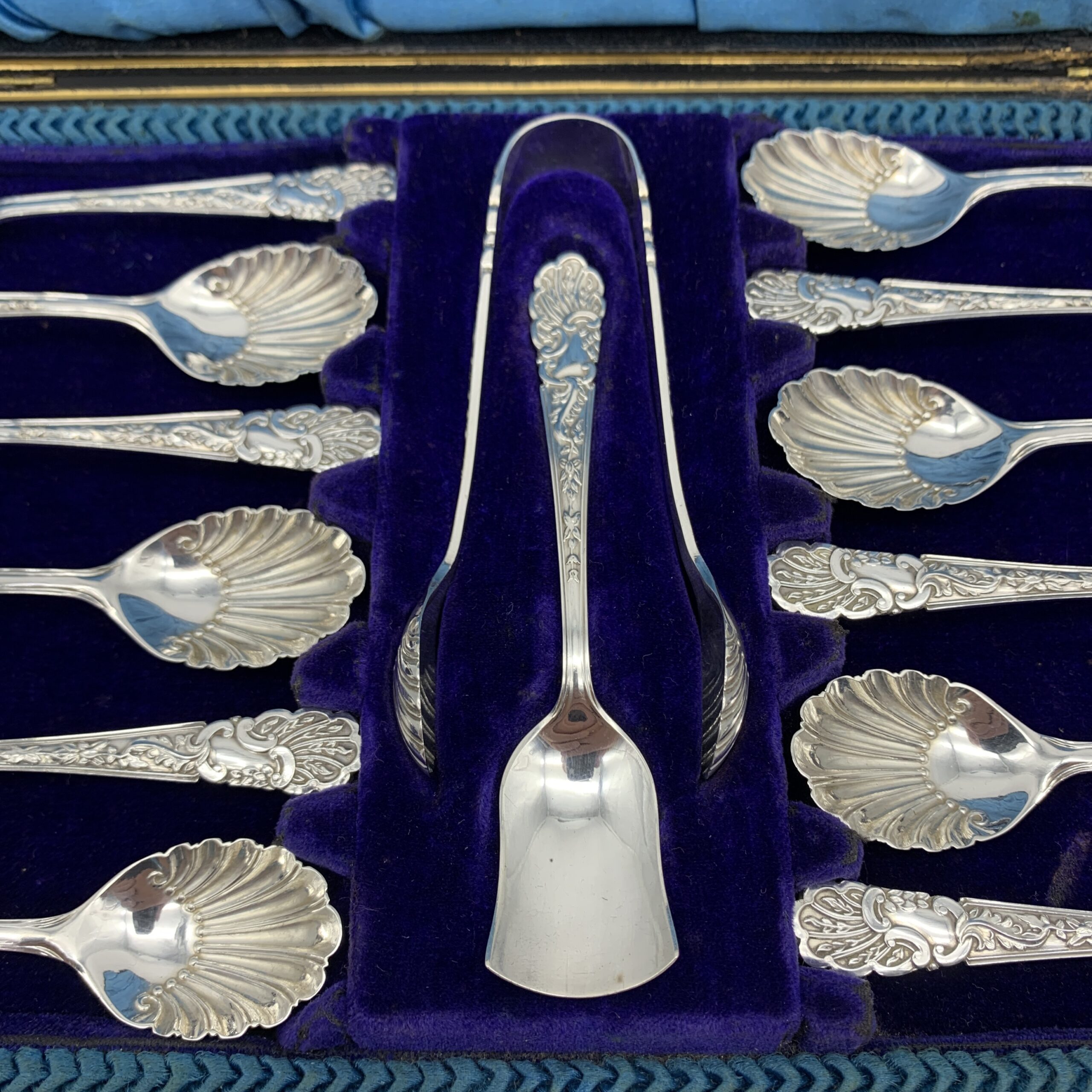 Antique Cased Set of Solid Silver Teaspoons, Sugar Spoon & Tongs (1903) - Image 3