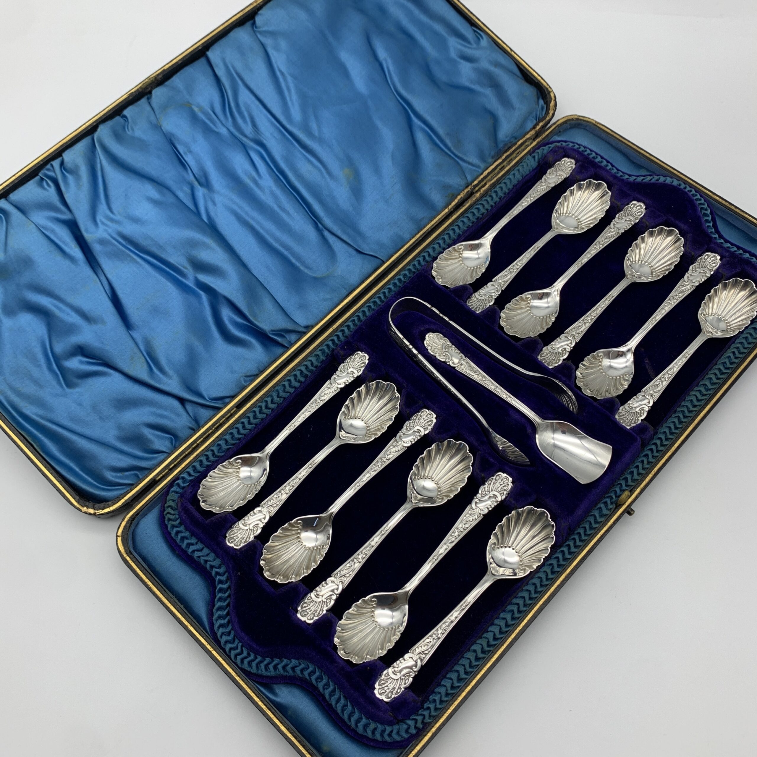Antique Cased Set of Solid Silver Teaspoons, Sugar Spoon & Tongs (1903) - Image 5
