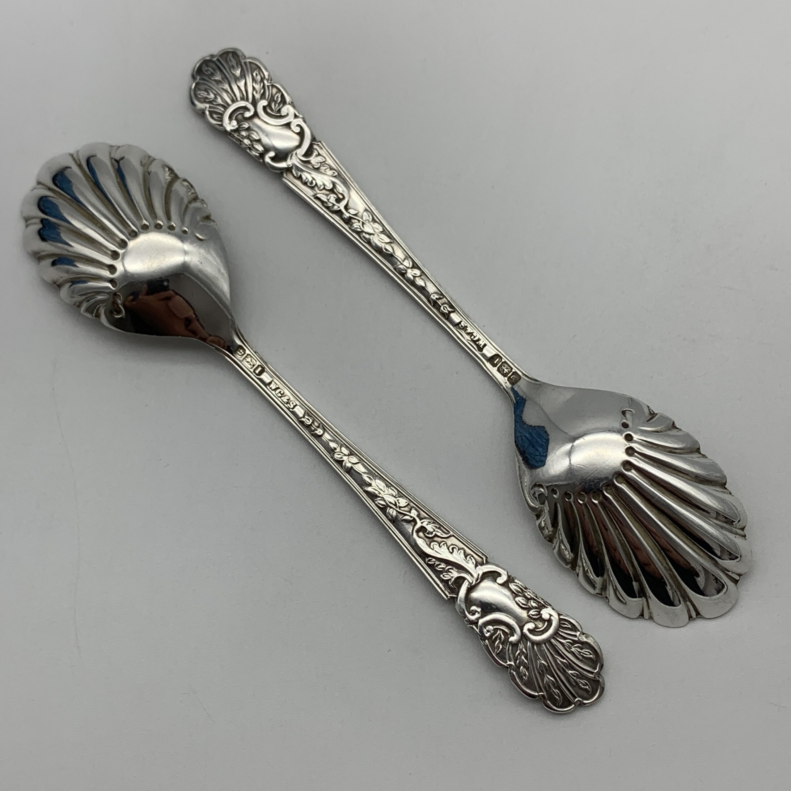 Antique Cased Set of Solid Silver Teaspoons, Sugar Spoon & Tongs (1903) - Image 11