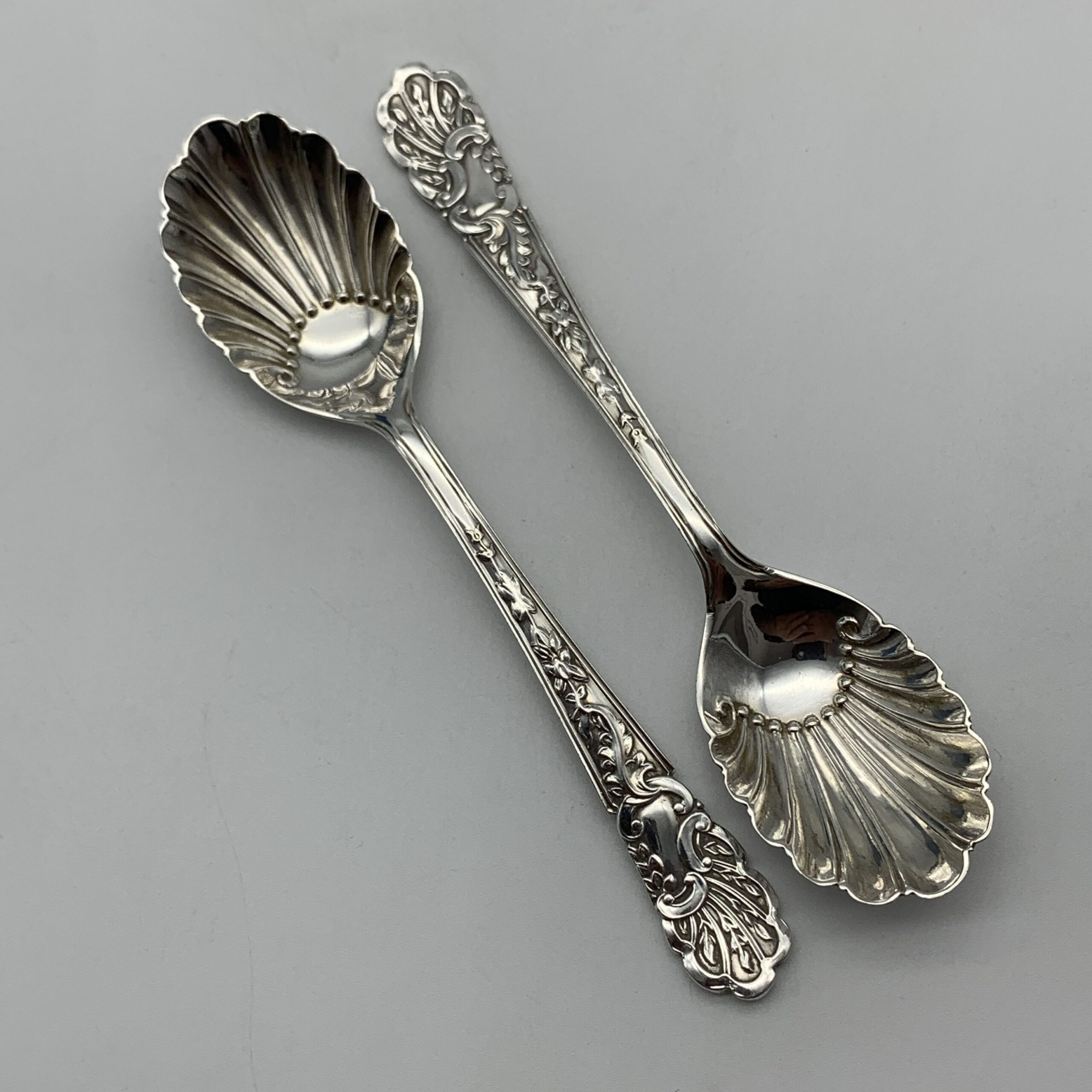 Antique Cased Set of Solid Silver Teaspoons, Sugar Spoon & Tongs (1903) - Image 6