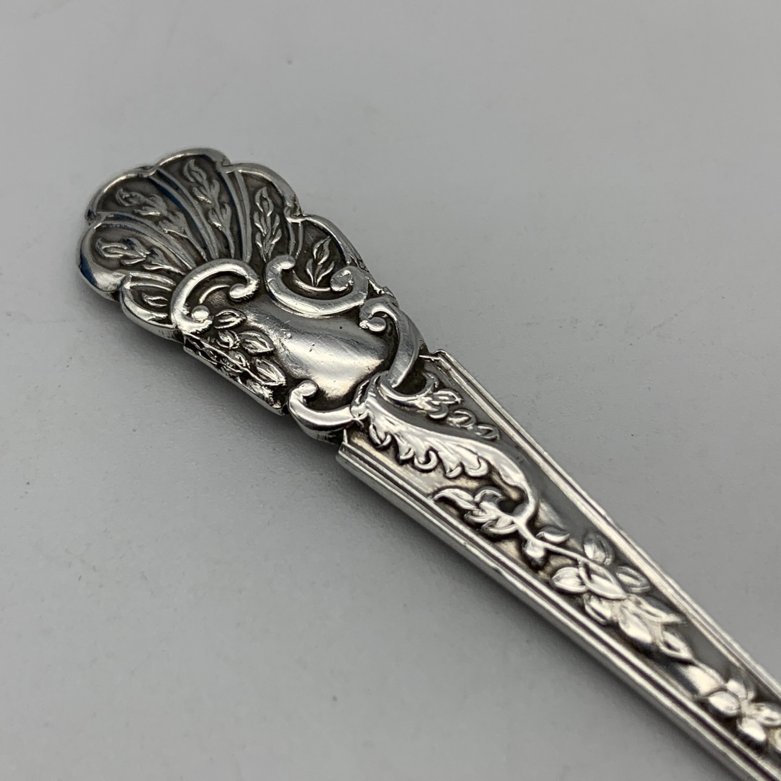 Antique Cased Set of Solid Silver Teaspoons, Sugar Spoon & Tongs (1903) - Image 13