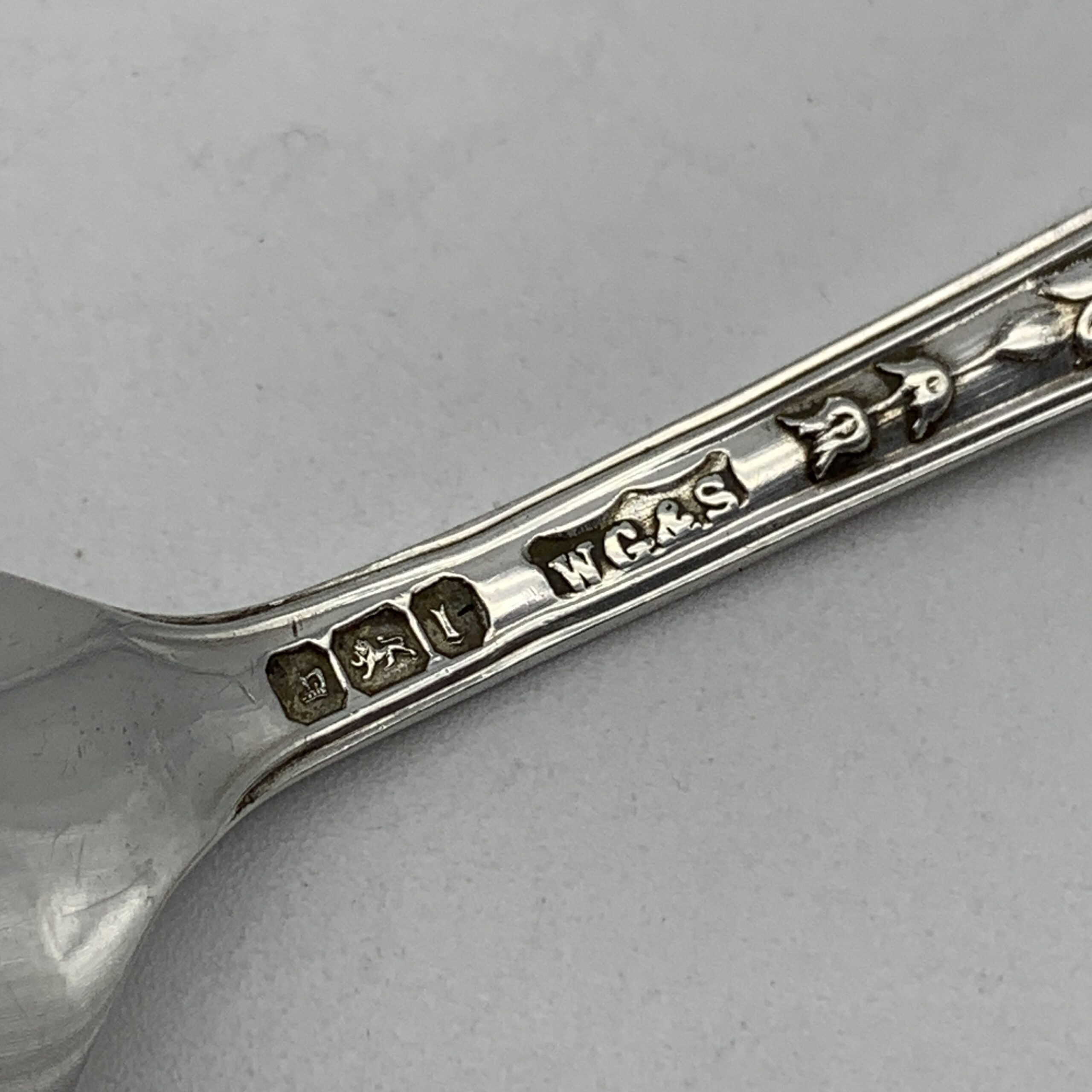 Antique Cased Set of Solid Silver Teaspoons, Sugar Spoon & Tongs (1903) - Image 14