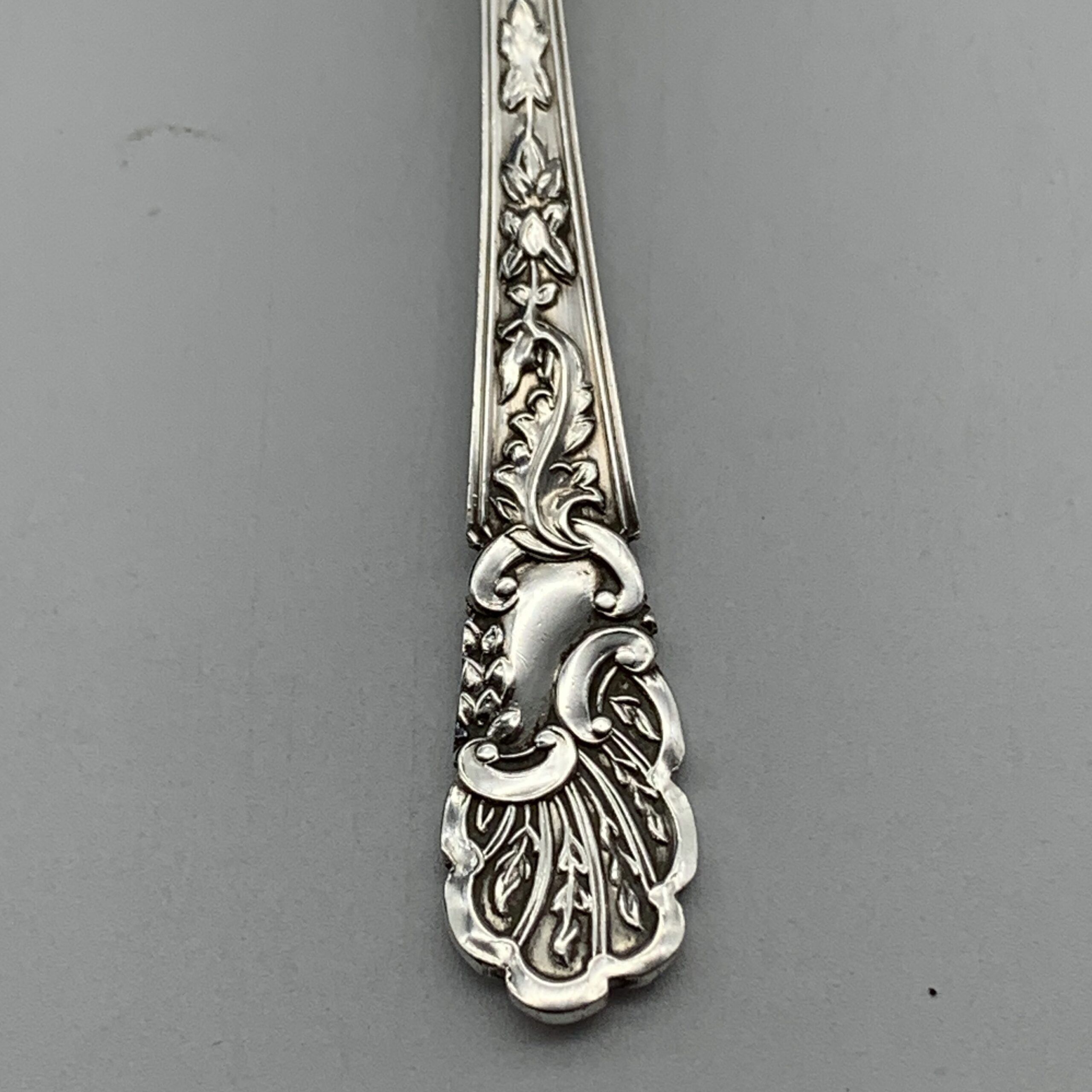 Antique Cased Set of Solid Silver Teaspoons, Sugar Spoon & Tongs (1903) - Image 8
