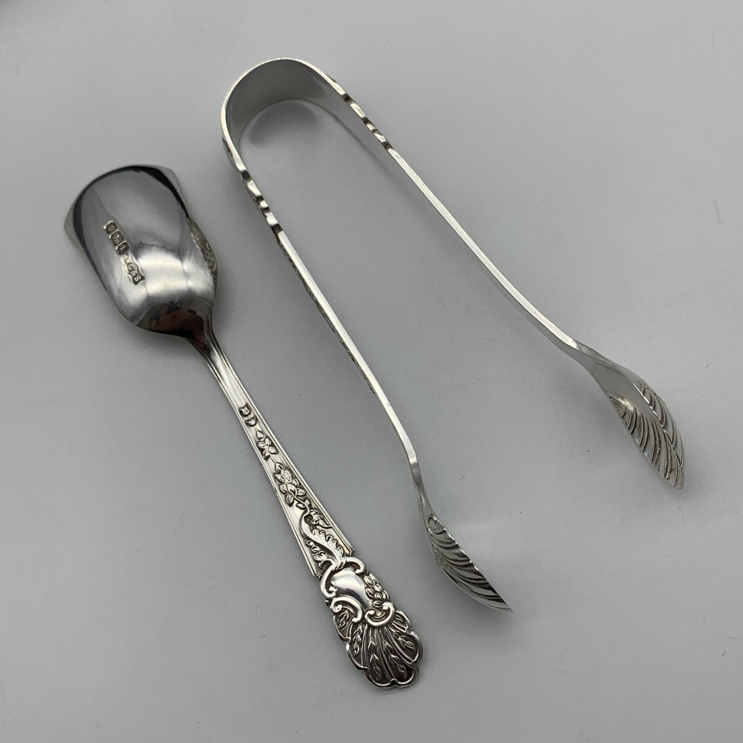 Antique Cased Set of Solid Silver Teaspoons, Sugar Spoon & Tongs (1903) - Image 10
