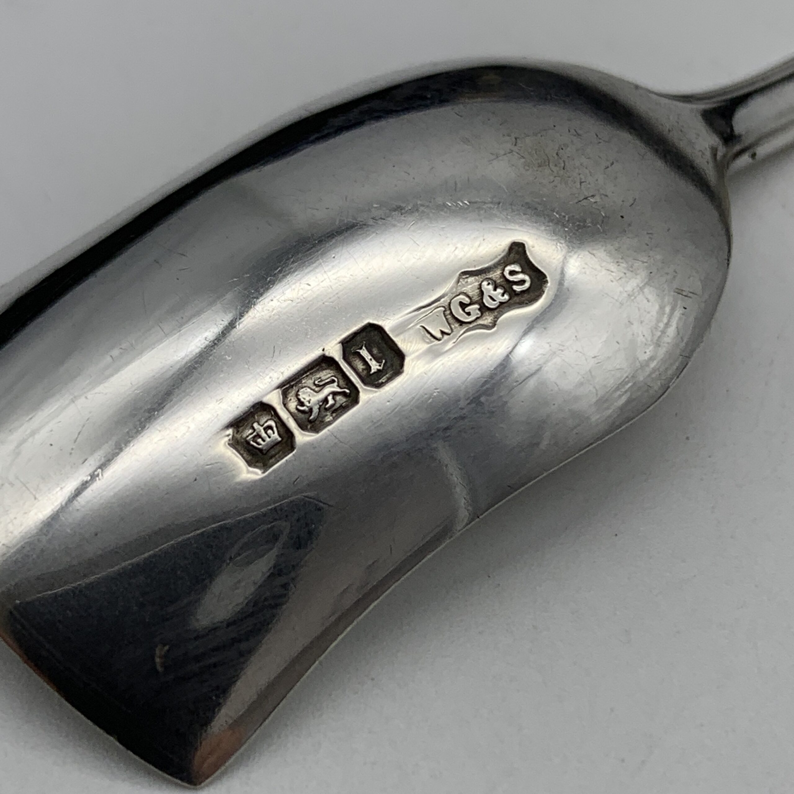 Antique Cased Set of Solid Silver Teaspoons, Sugar Spoon & Tongs (1903) - Image 9