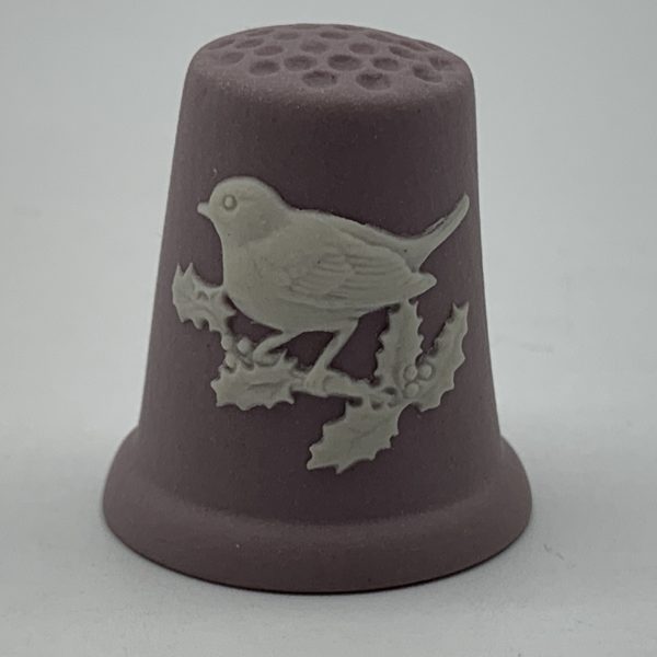 Lilac Wedgwood ‘1982 Christmas Robin’ Thimble