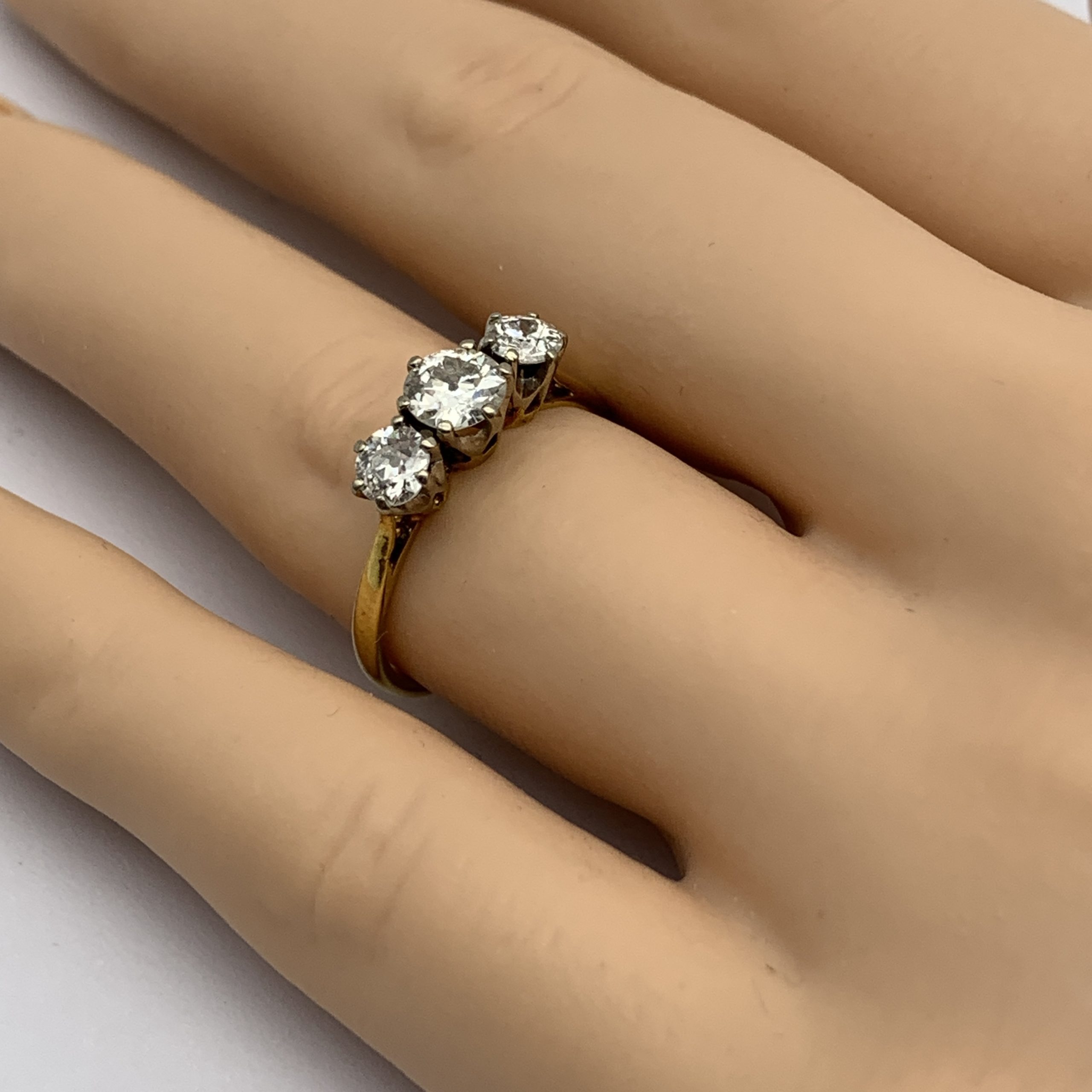 Antique 18ct Gold & Diamond Trilogy Ring - Image 3