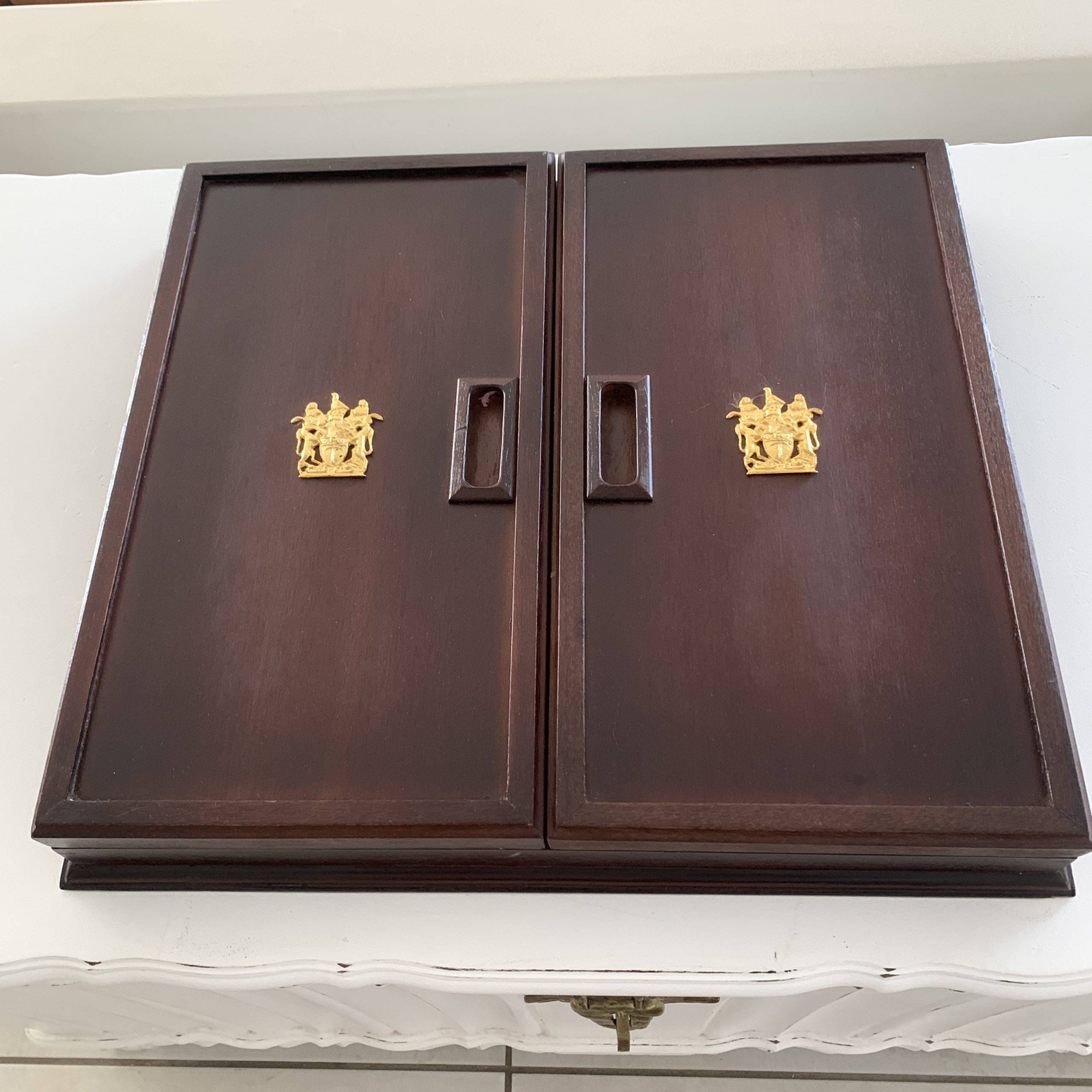 Display Cabinet of ‘Rhodesian’ Regimental Badges (Ltd Number) - Image 2