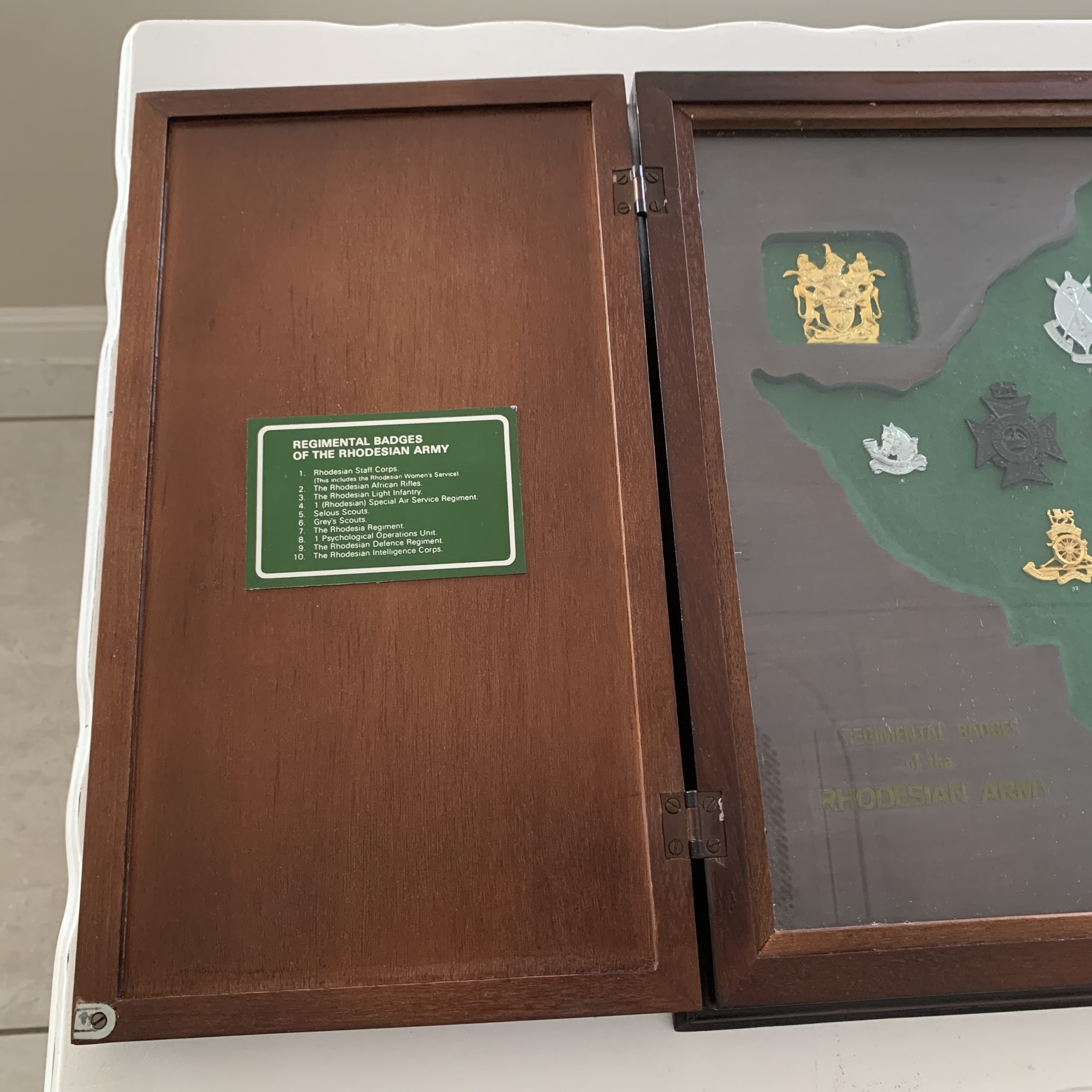 Display Cabinet of ‘Rhodesian’ Regimental Badges (Ltd Number) - Image 4